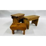 A GROUP OF 3 VINTAGE LOW/MILKING STOOLS TO INCLUDE A SOLID OAK EXAMPLE (VARIOUS SIZES).