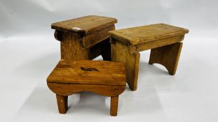 A GROUP OF 3 VINTAGE LOW/MILKING STOOLS TO INCLUDE A SOLID OAK EXAMPLE (VARIOUS SIZES).