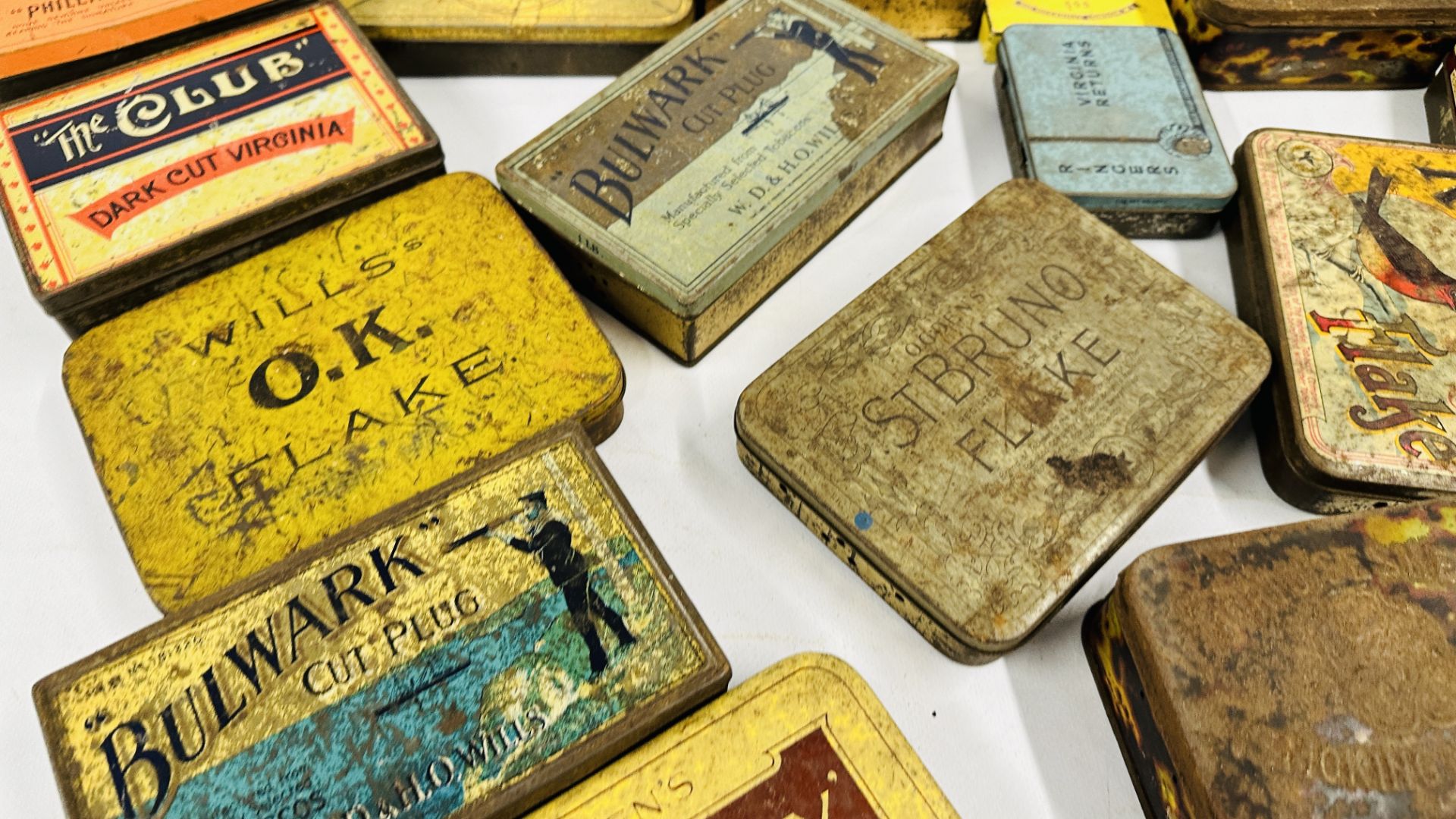 A BOX CONTAINING AN EXTENSIVE COLLECTION OF ASSORTED EMPTY VINTAGE TOBACCO TINS TO INCLUDE EXAMPLES - Bild 3 aus 10