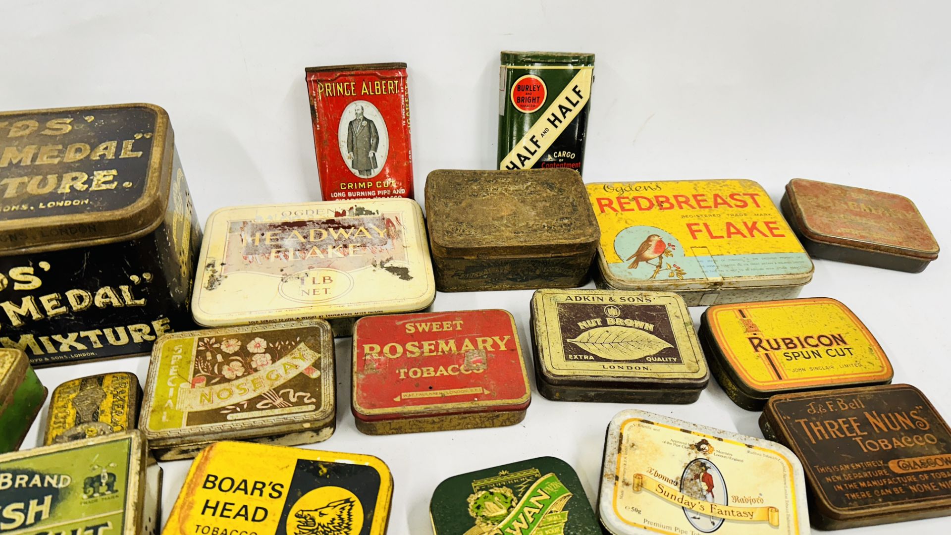 A BOX CONTAINING AN EXTENSIVE COLLECTION OF ASSORTED EMPTY VINTAGE TOBACCO TINS TO INCLUDE EXAMPLES - Image 7 of 10