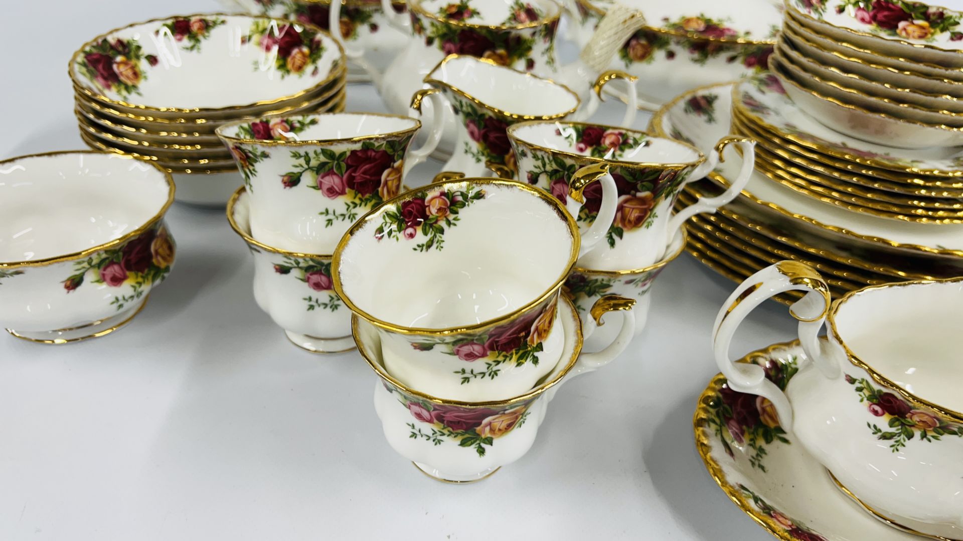 A ROYAL ALBERT OLD COUNTRY ROSES 40 PIECE TEA AND DINNER SET ALONG WITH A SET OF 4 ROYAL ALBERT - Bild 3 aus 12