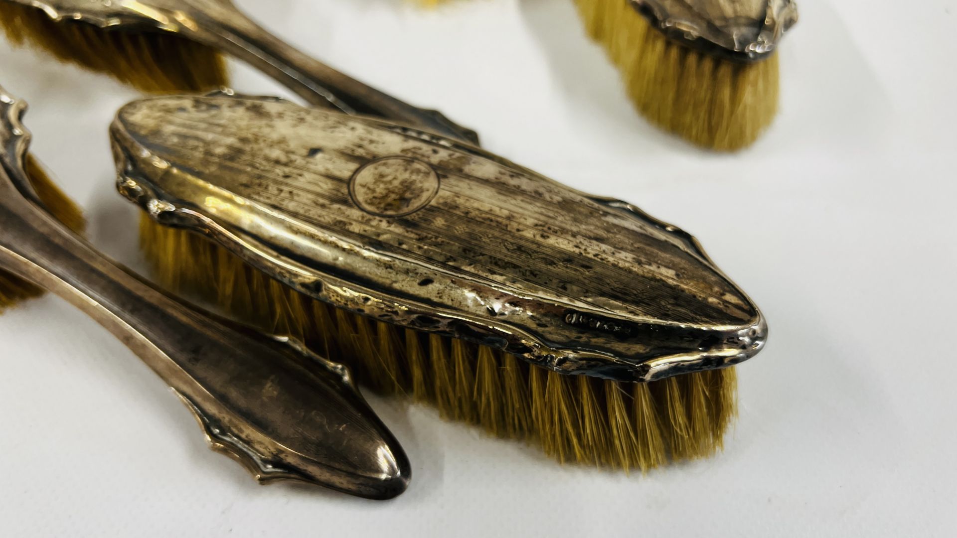 A VINTAGE 5 PIECE SILVER BACKED DRESSING TABLE BRUSH SET ALONG WITH A FURTHER PAIR OF BRUSHES & ONE - Image 2 of 12