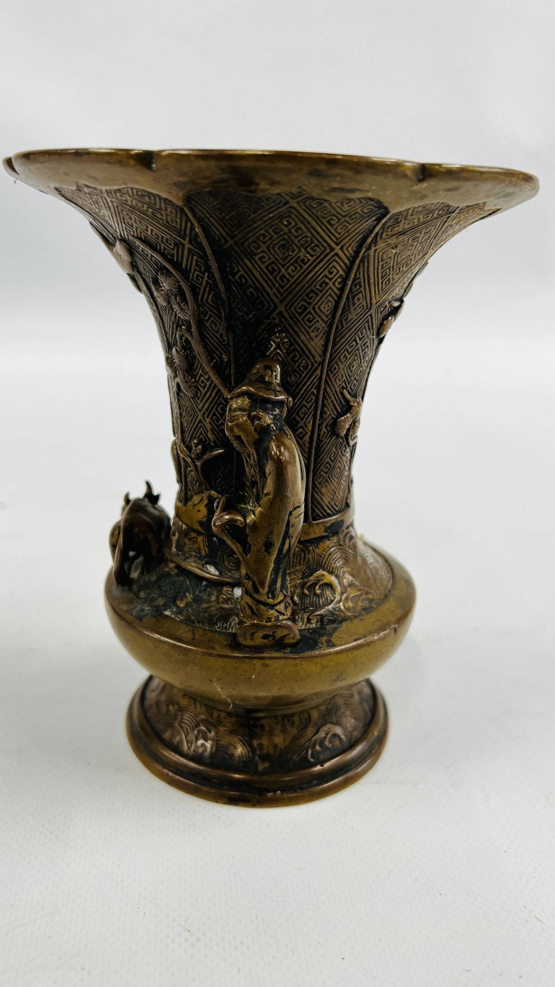 AN ANTIQUE TRUMPET SHAPED CHINESE QING BRONZE VASE WITH APPLIED FIGURES, H 16CM. - Image 12 of 13