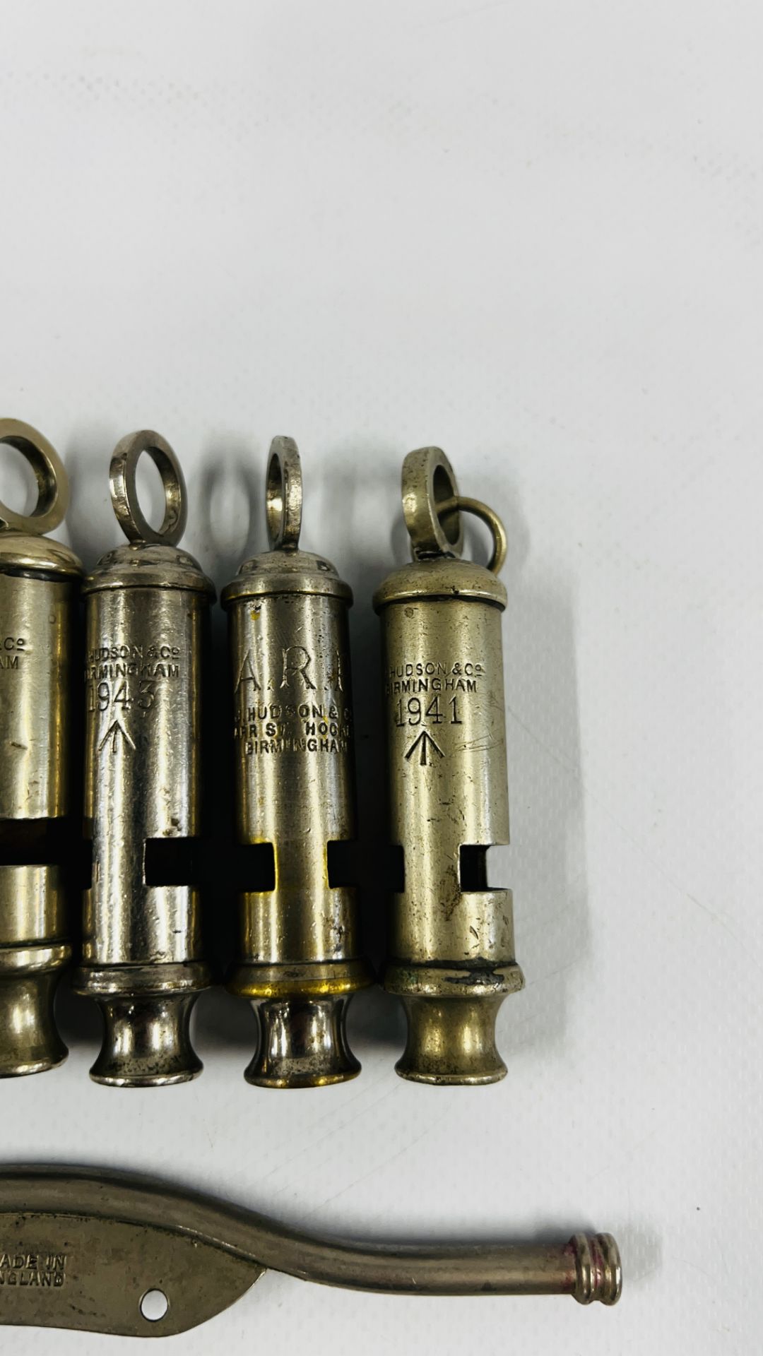 A COLLECTION OF 7 VINTAGE WHISTLES TO INCLUDE MILITARY WW2 AIR MINISTRY DITCHING WHISTLE & ARP - Image 2 of 5