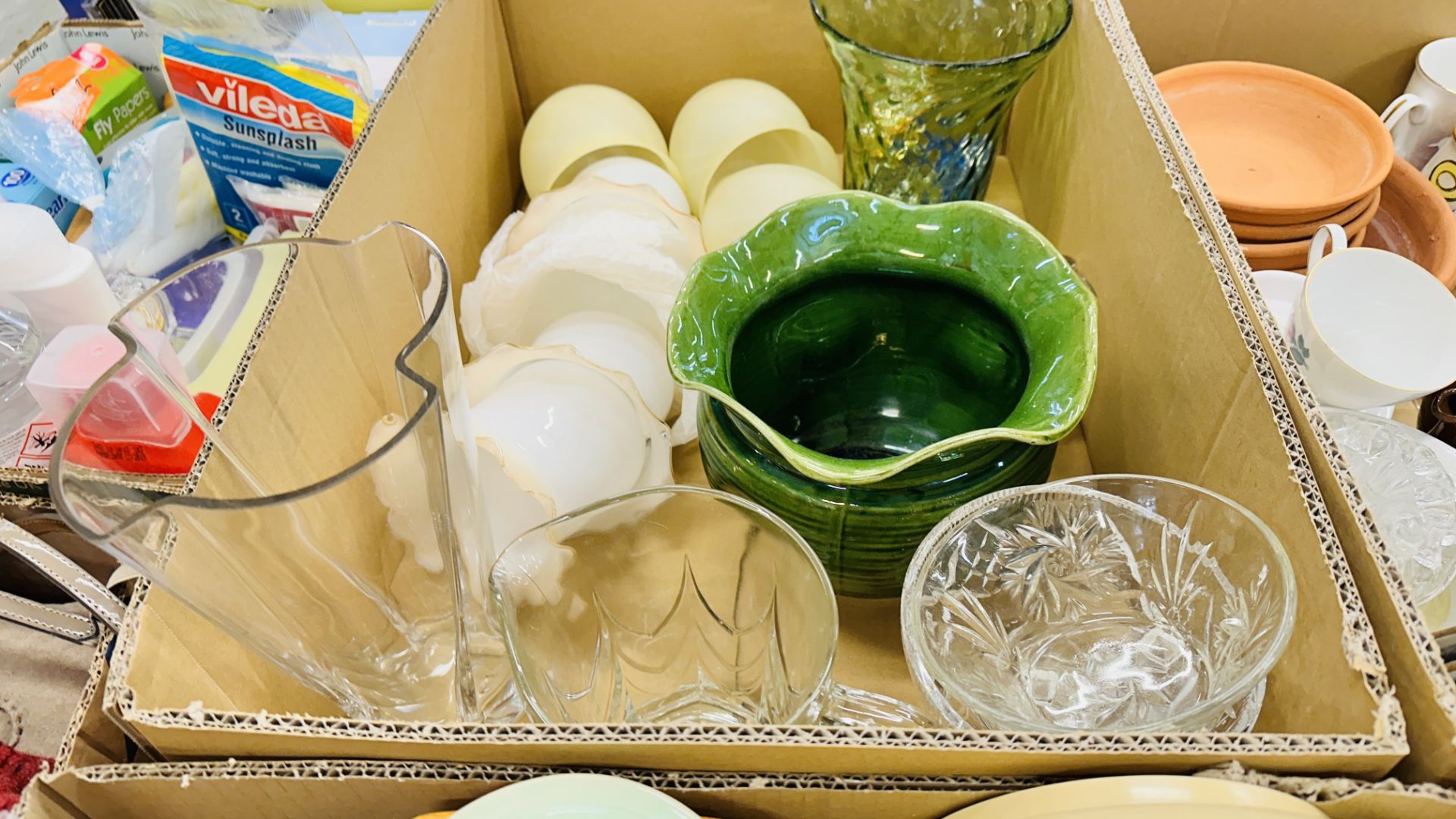 20 BOXES OF ASSORTED HOUSEHOLD EFFECTS TO INCLUDE GLASSWARE, KIITCHEN UTENSILS, CROCKERY, - Image 7 of 27