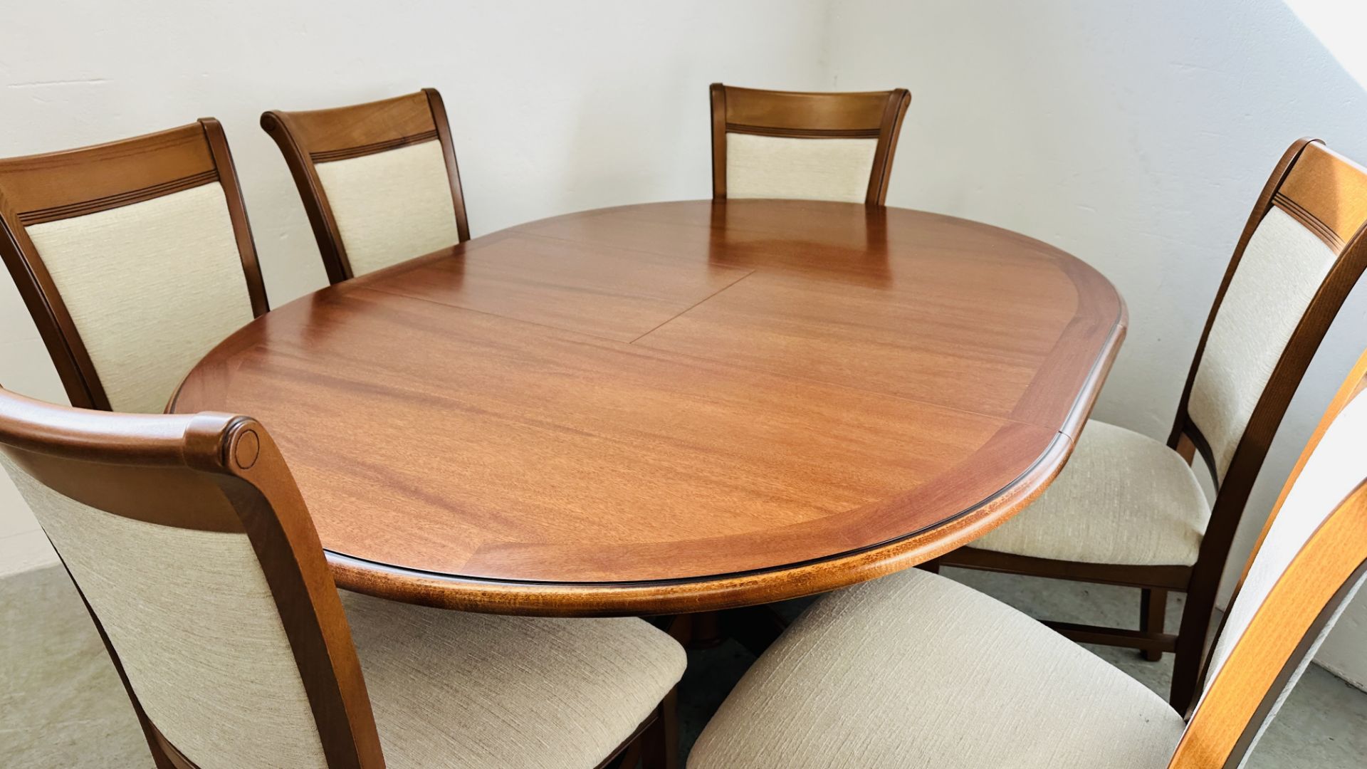 A GOOD QUALITY G PLAN CHERRY WOOD FINISH CIRCULAR EXTENDING DINING TABLE COMPLETE WITH 6 MATCHING - Image 9 of 14