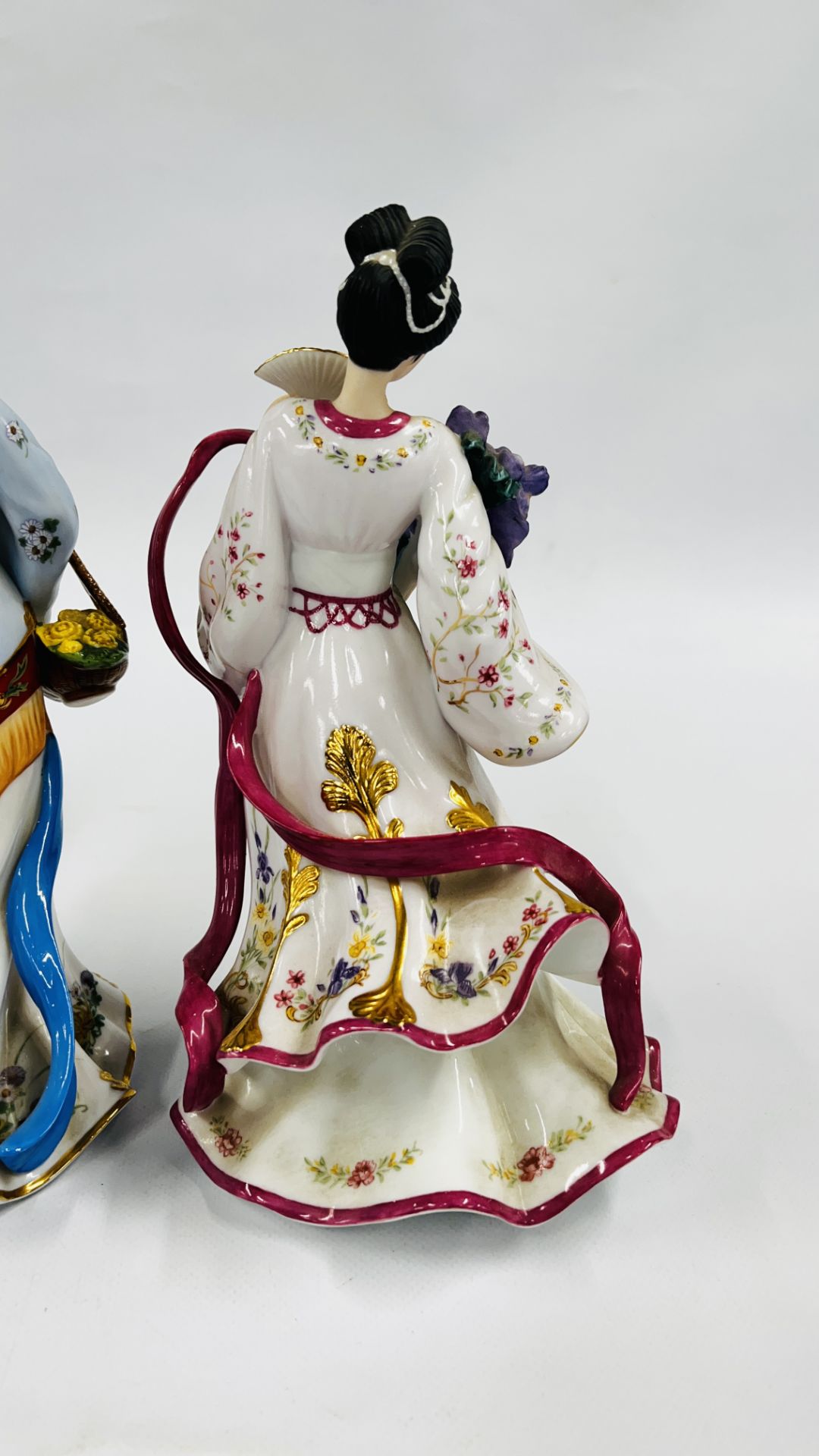 A GROUP OF 4 DANBURY MINT PORCELAIN FIGURES TO INCLUDE "THE ROSE PRINCESS" A/F, - Image 6 of 11