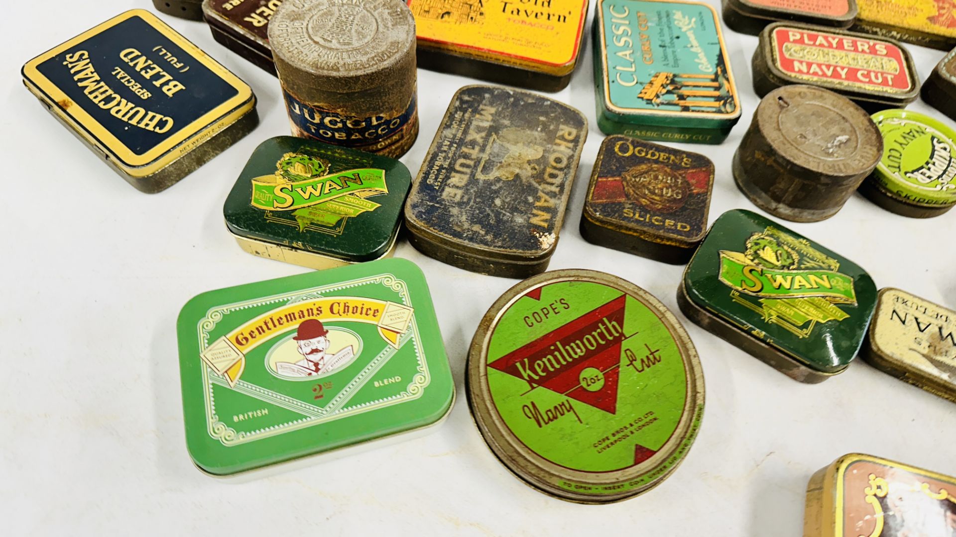 A BOX CONTAINING A COLLECTION OF ASSORTED VINTAGE CIGARETTE & TOBACCO TINS TO INCLUDE EXAMPLES - Image 7 of 7