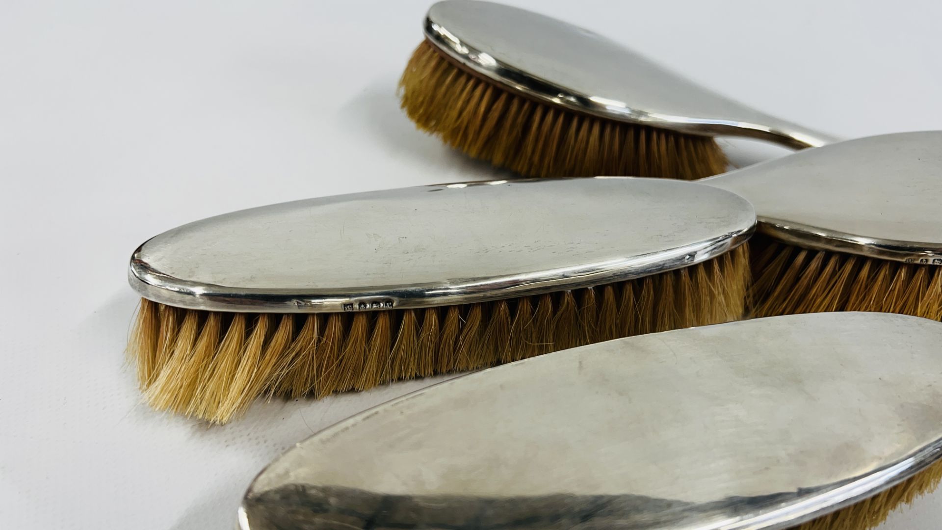 A VINTAGE FIVE PIECE SILVER BACKED DRESSING TABLE SET, - Bild 6 aus 9