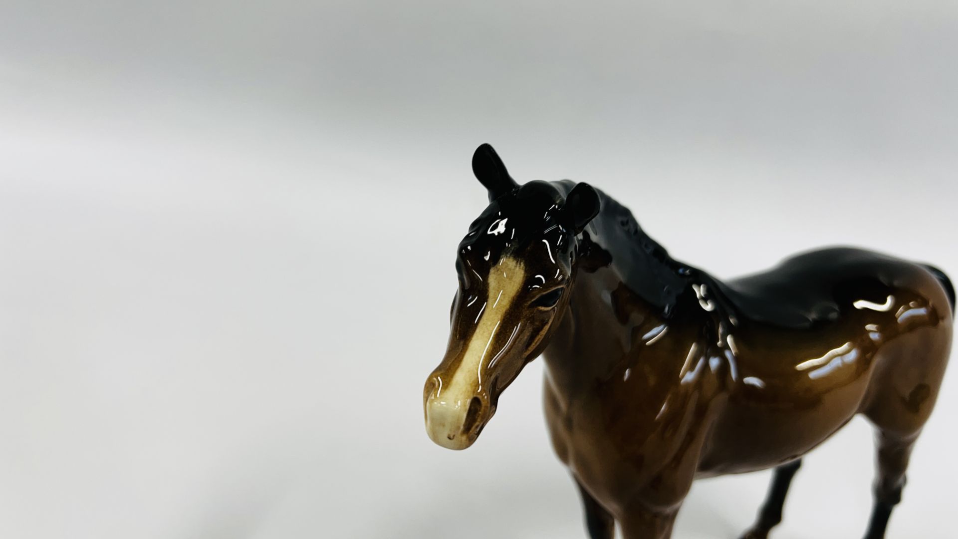 THREE BESWICK CHESTNUT HORSE ORNAMENTS AND FOAL. - Image 10 of 11