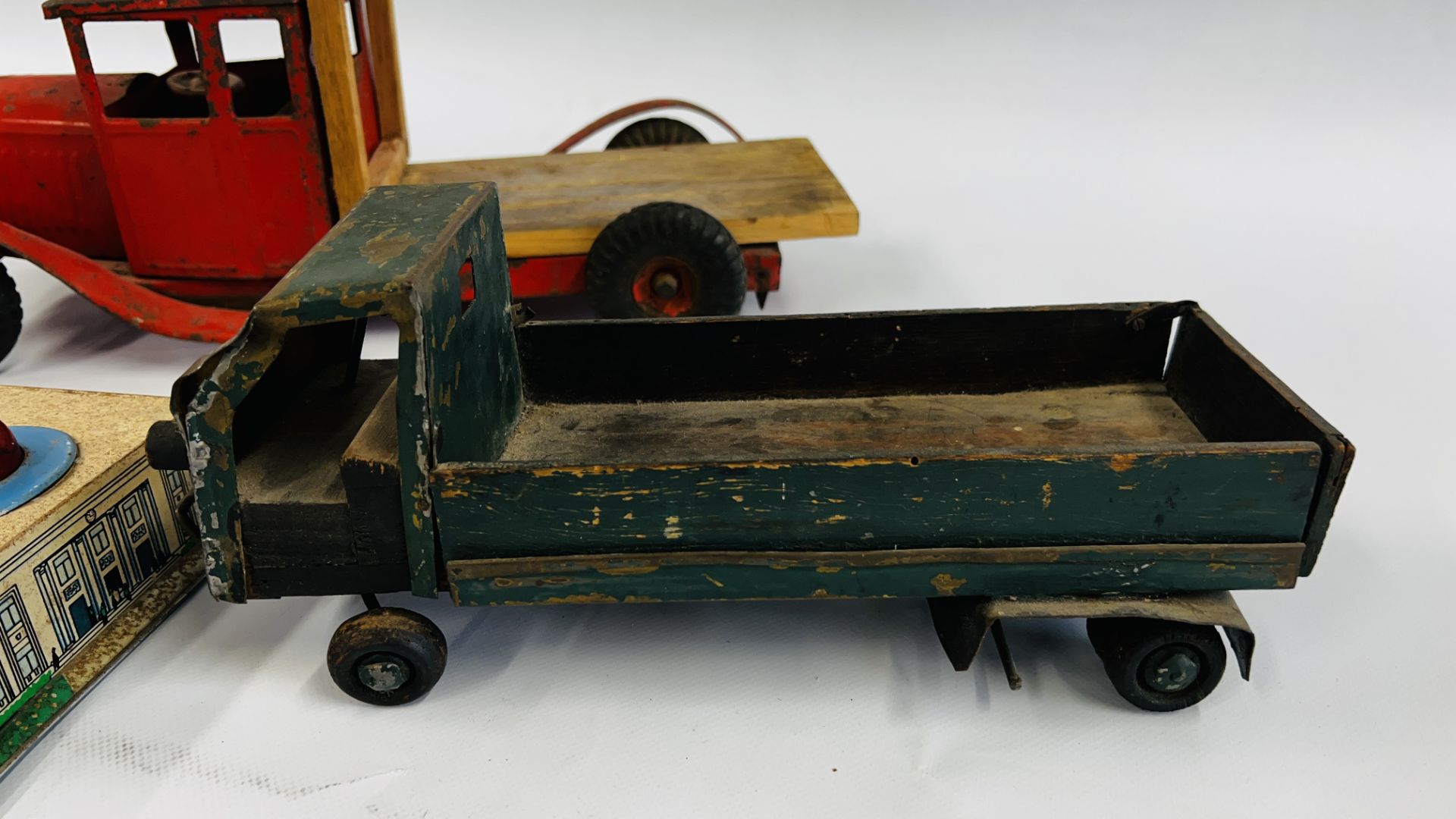 3 VINTAGE TIN TOYS TO INCLUDE ROTARY FLYING PLANE & 2 TOY TRUCKS. - Image 6 of 10