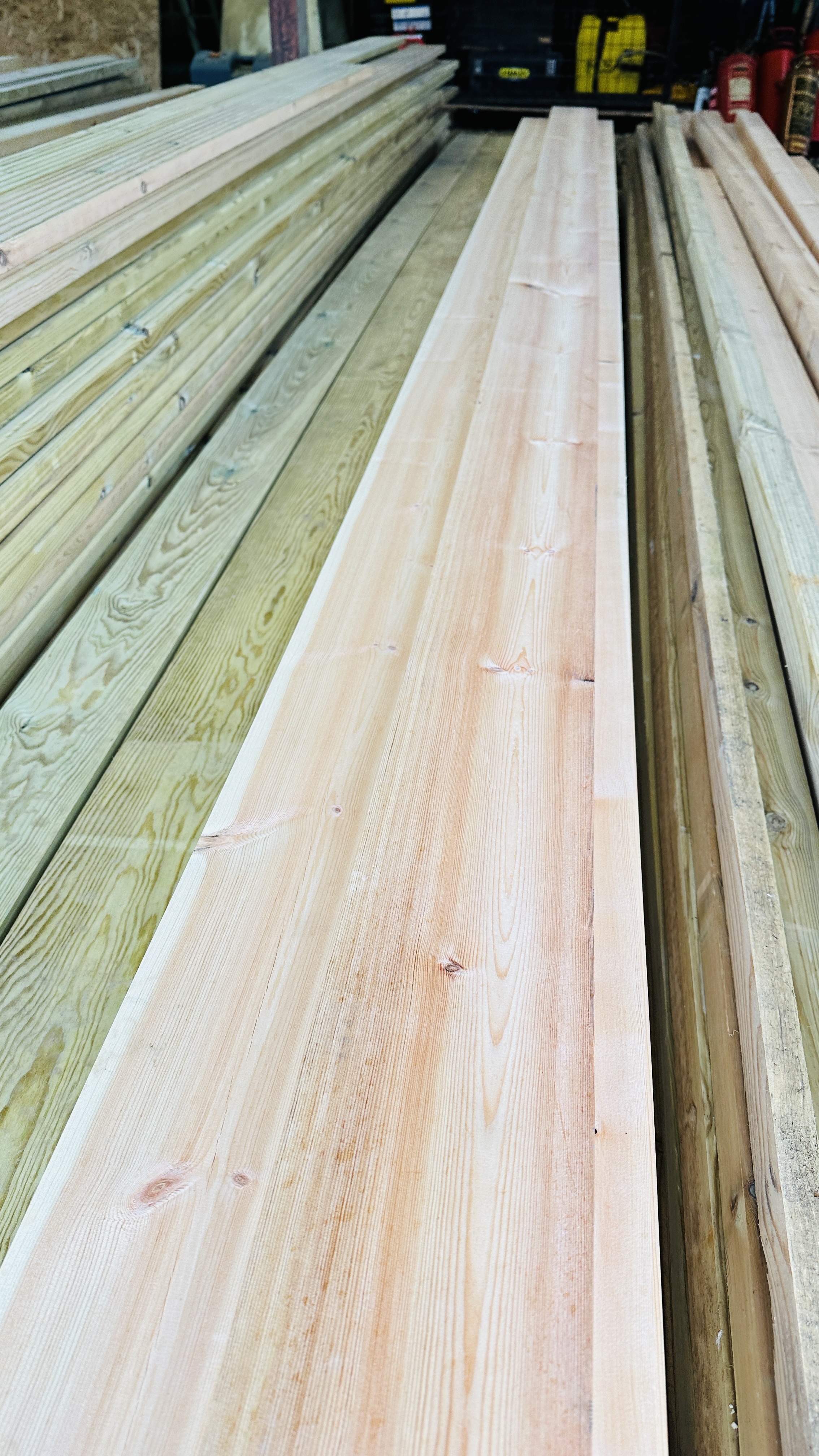 17 X 3.9 METRE LENGTH 145MM X 35MM PLANED TIMBER. THIS LOT IS SUBJECT TO VAT ON HAMMER PRICE. - Image 3 of 3