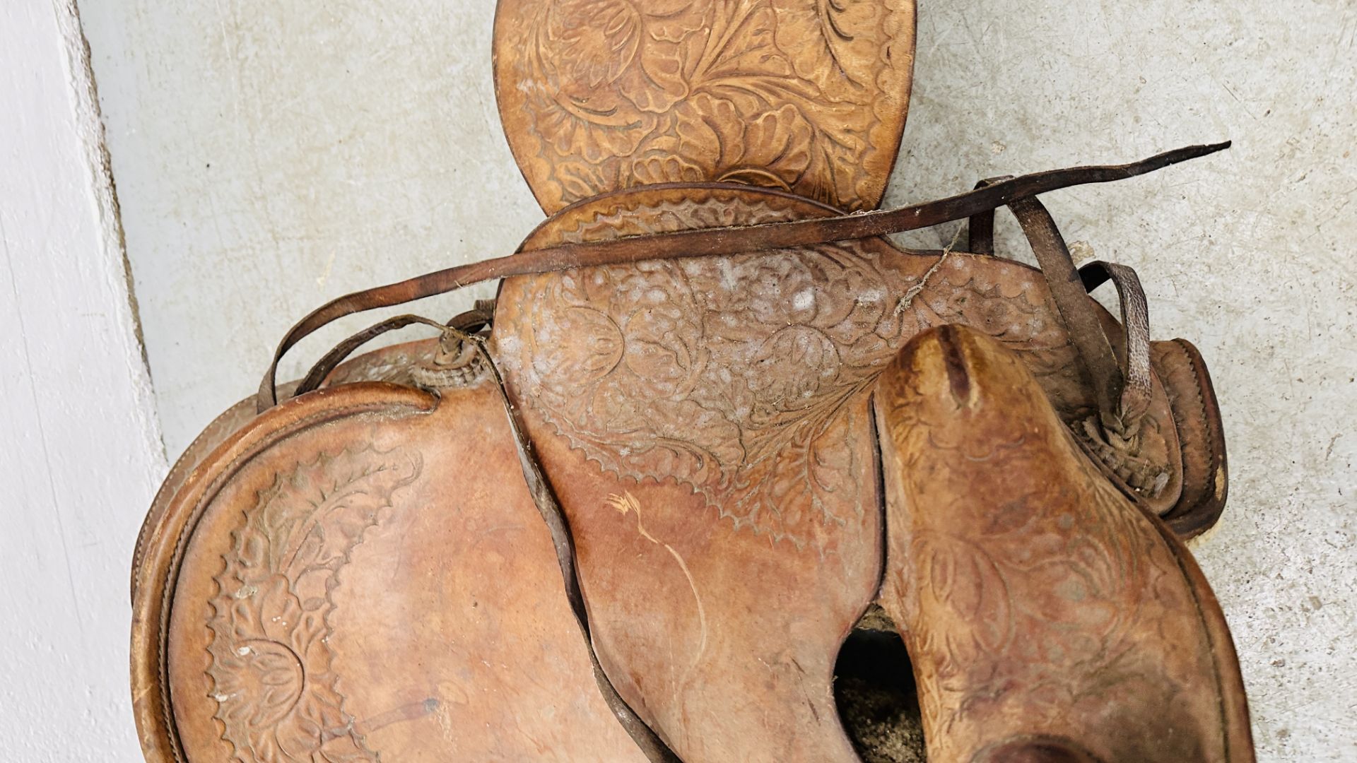 A VINTAGE WESTERN COWBOY SADDLE, THE TAN LEATHER WITH EMBOSSED DECORATION. - Image 6 of 11