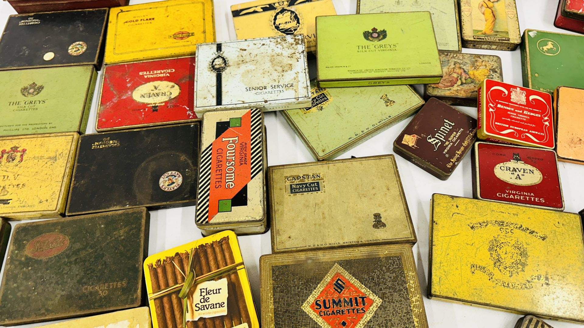 A BOX CONTAINING AN EXTENSIVE COLLECTION OF ASSORTED EMPTY VINTAGE CIGARETTE TINS TO INCLUDE - Bild 9 aus 9