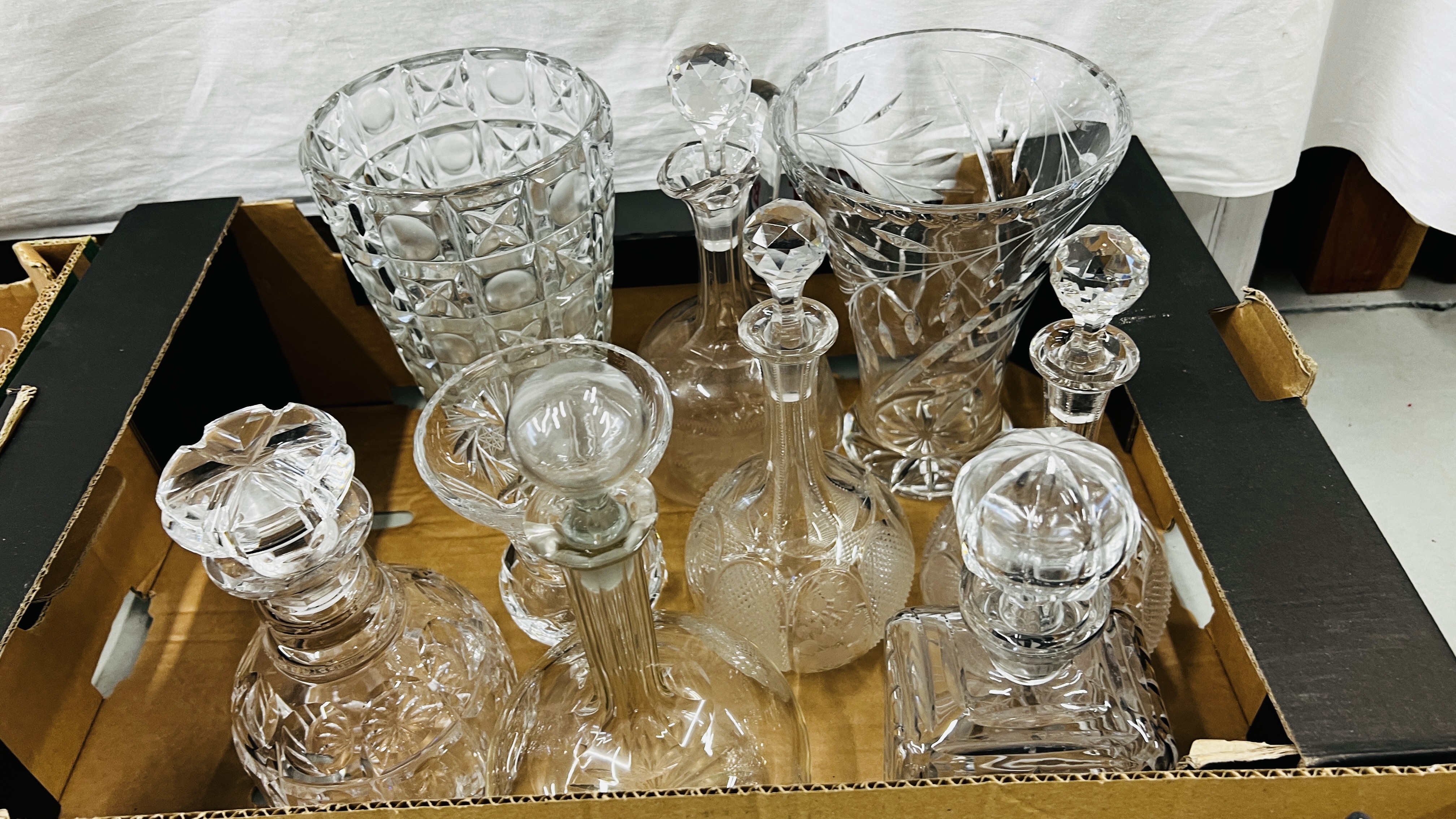 A QUANTITY GOOD QUALITY GLASSWARE INCLUDING MANY SETS, TUMBLERS, BRANDYS, FLUTES, SHERRY ETC. - Image 7 of 7