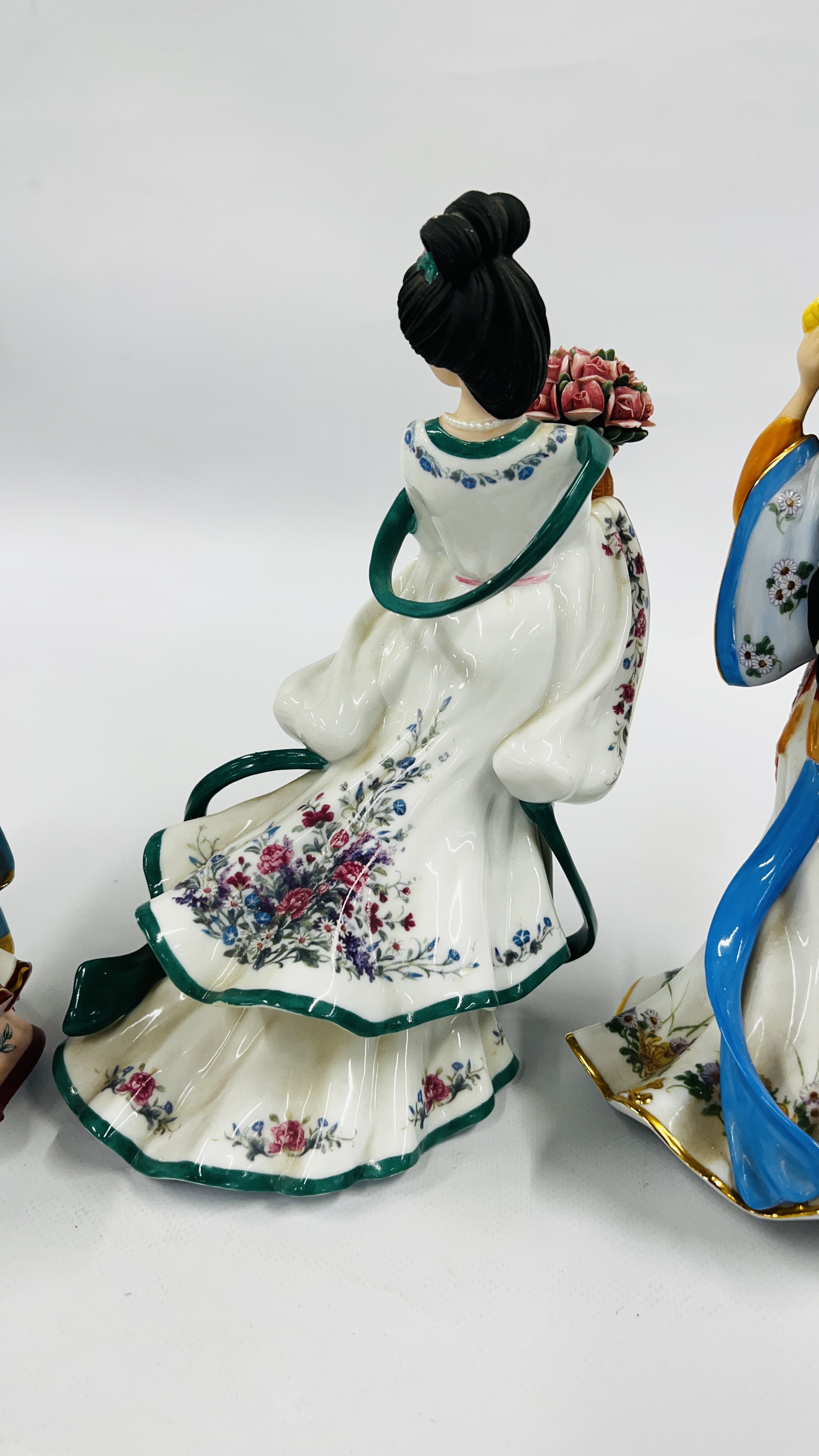 A GROUP OF 4 DANBURY MINT PORCELAIN FIGURES TO INCLUDE "THE ROSE PRINCESS" A/F, - Image 8 of 11