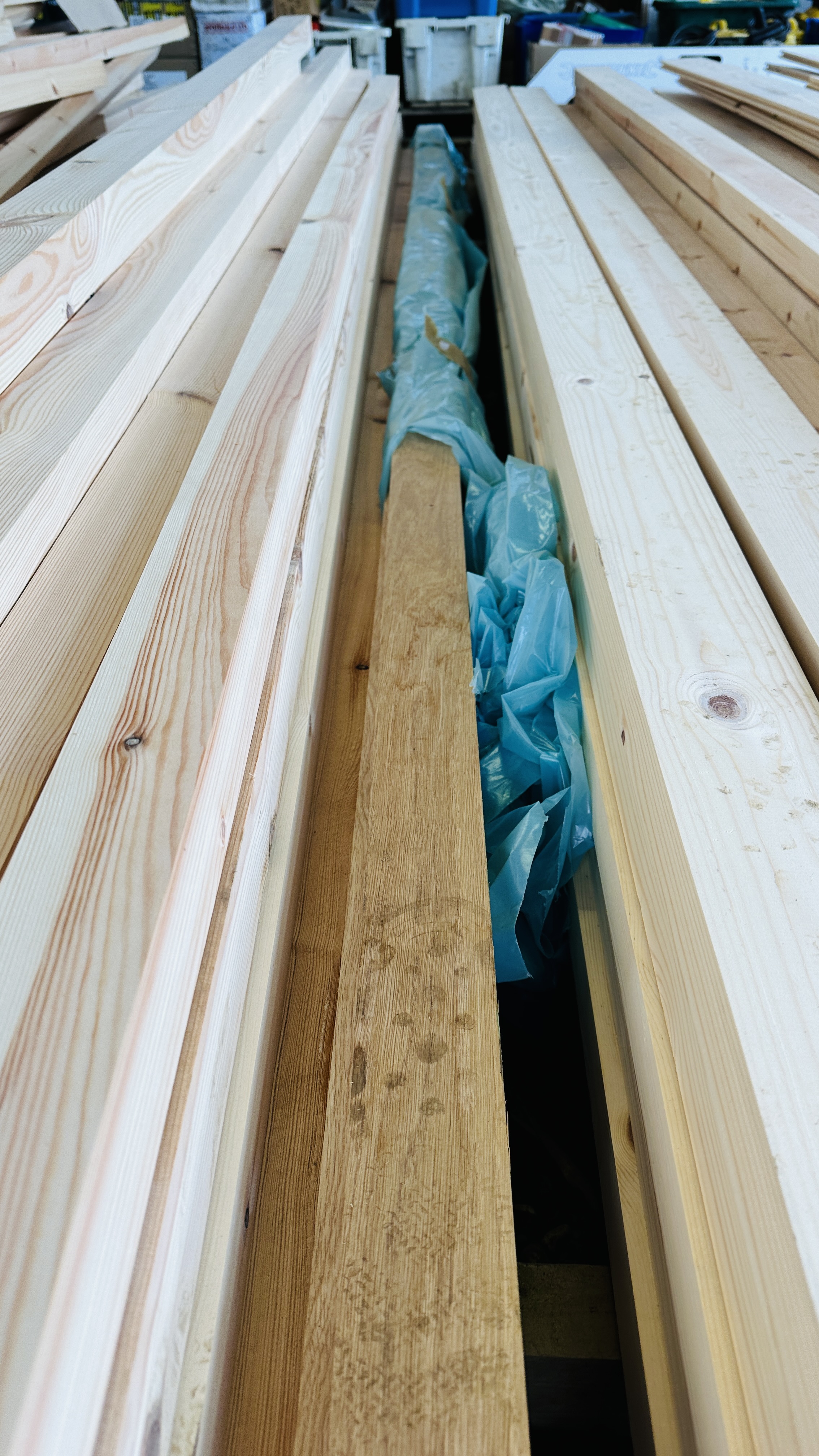 4 X 3.6 METRE LENGTHS OF 70MM X 35MM HARDWOOD. THIS LOT IS SUBJECT TO VAT ON HAMMER PRICE. - Image 4 of 4