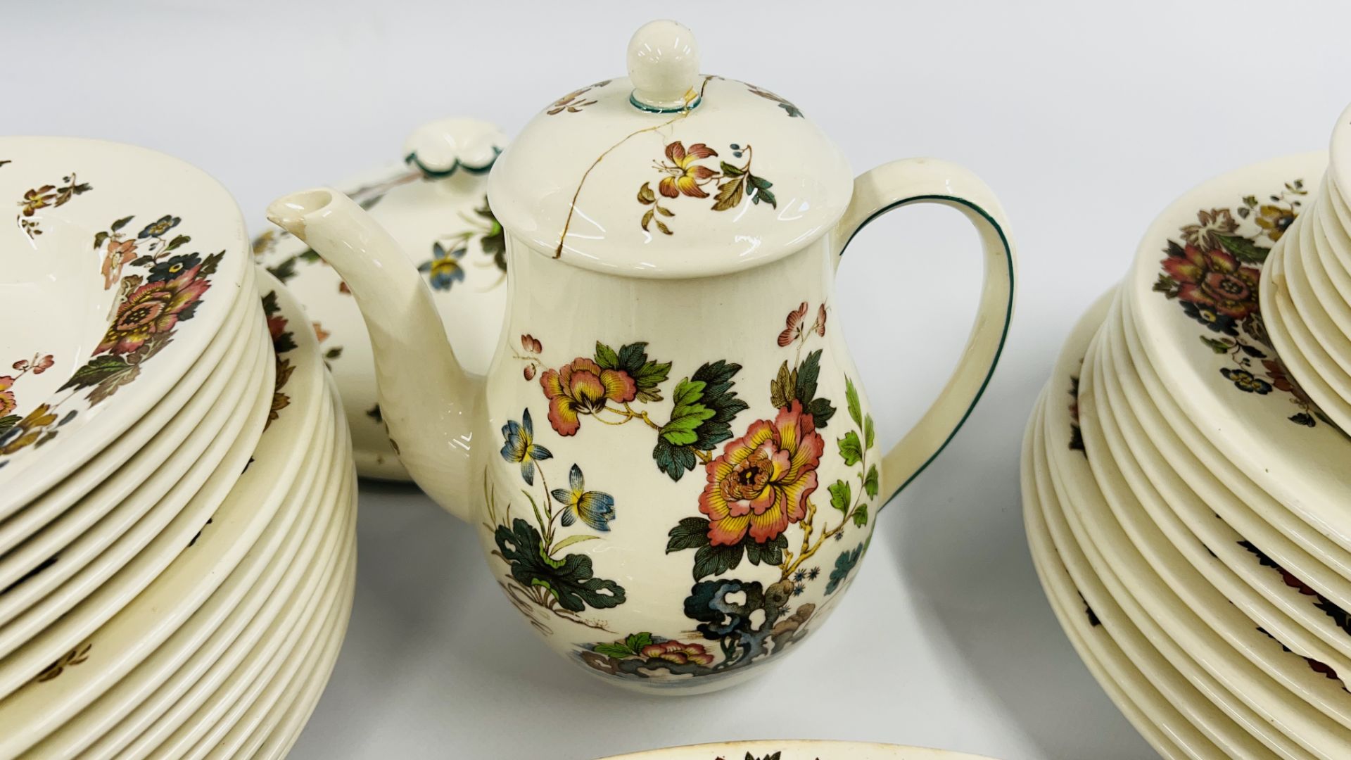 APPROXIMATELY 61 PIECES OF WEDGEWOOD EASTERN FLOWERS TEA AND DINNERWARE. - Image 7 of 16