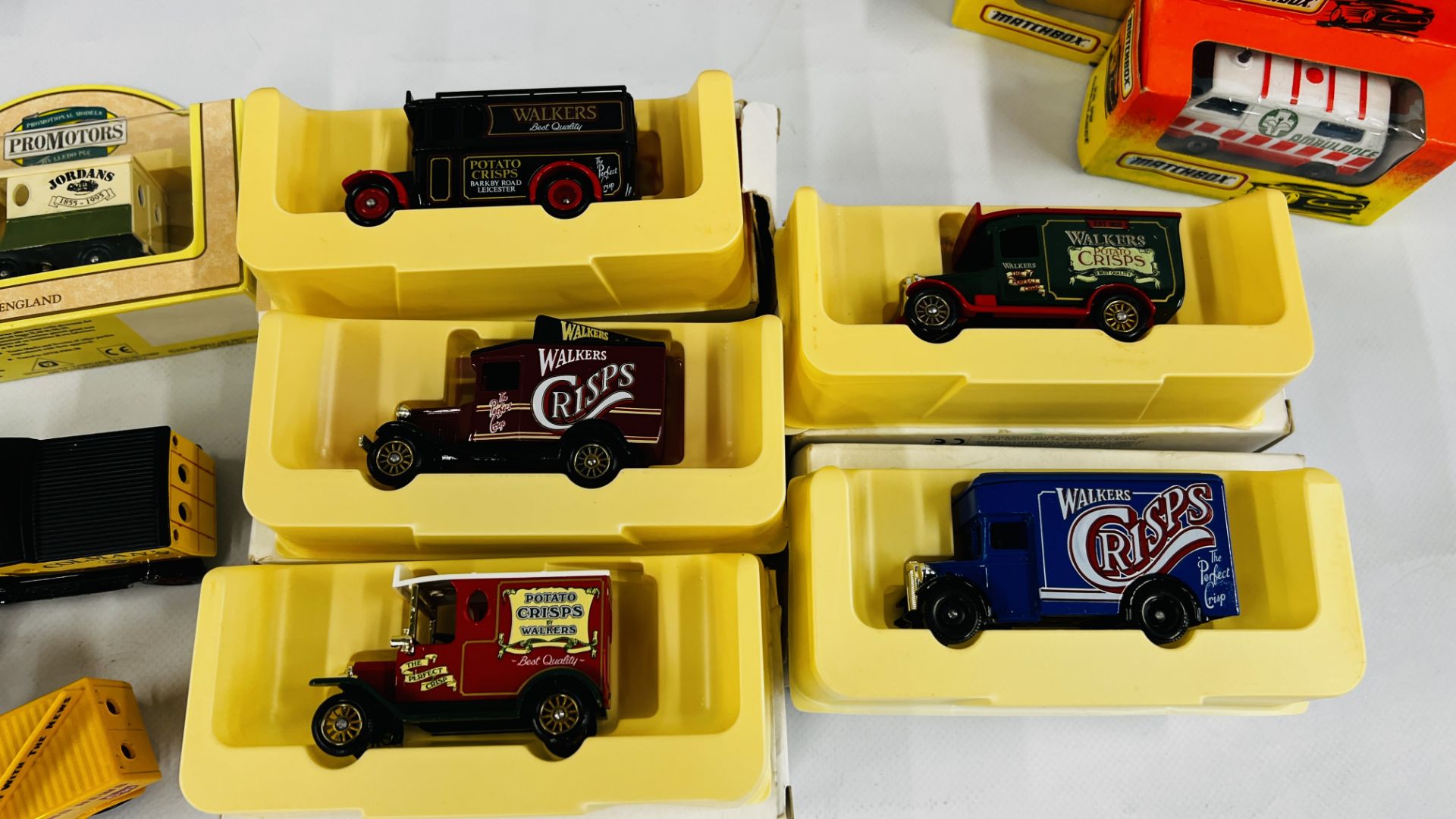 A BOX OF ASSORTED DIE-CAST MODEL VEHICLES TO INCLUDE MATCHBOX EXAMPLES, ETC. - Image 2 of 8