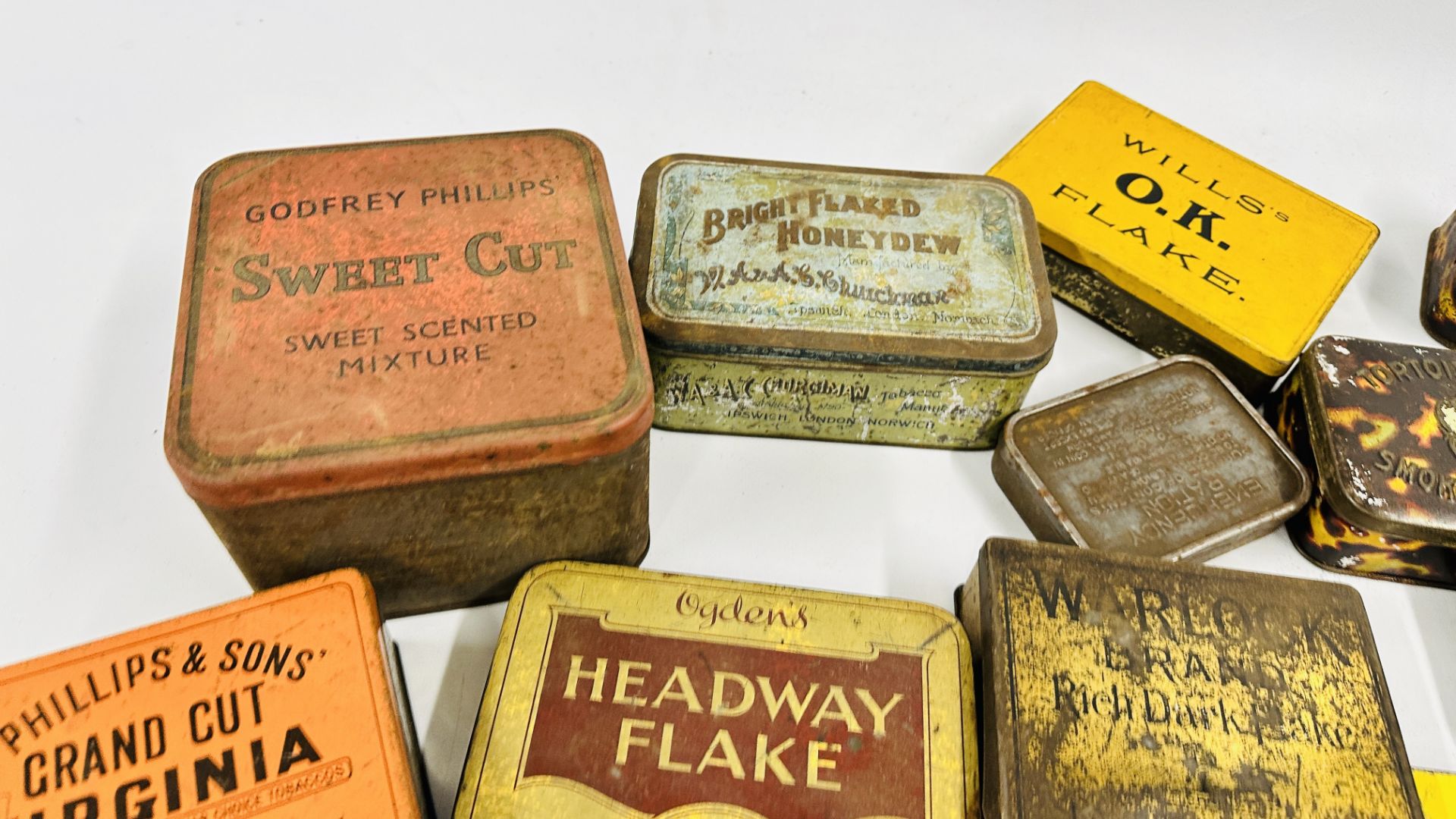 A BOX CONTAINING AN EXTENSIVE COLLECTION OF ASSORTED EMPTY VINTAGE TOBACCO TINS TO INCLUDE EXAMPLES - Bild 5 aus 10