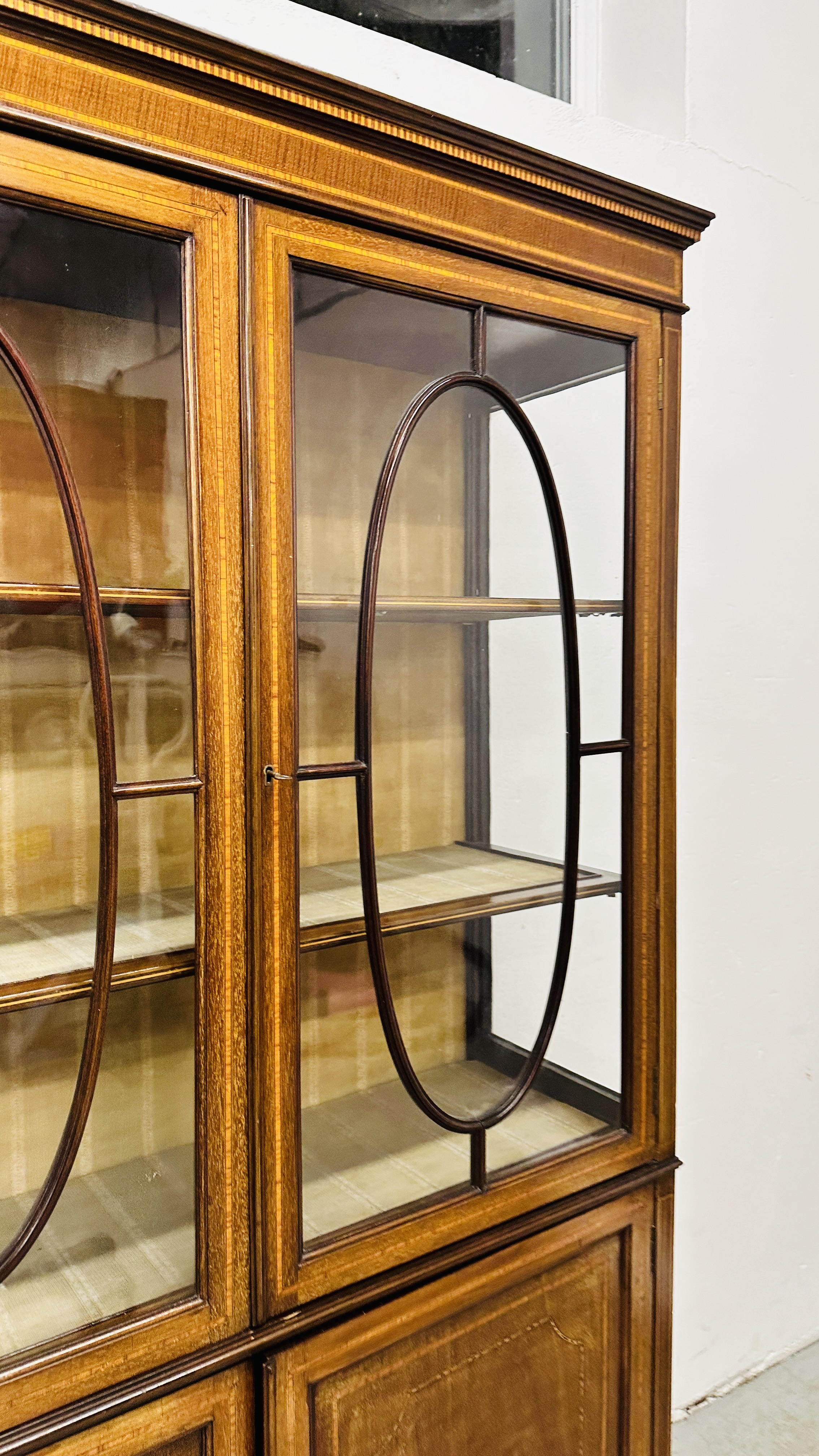 AN EDWARDIAN MAHOGANY TWO DOOR DISPLAY CABINET WITH CROSS BANDED INLAY AND TWO DOOR CUPBOARD BASE - - Image 6 of 10