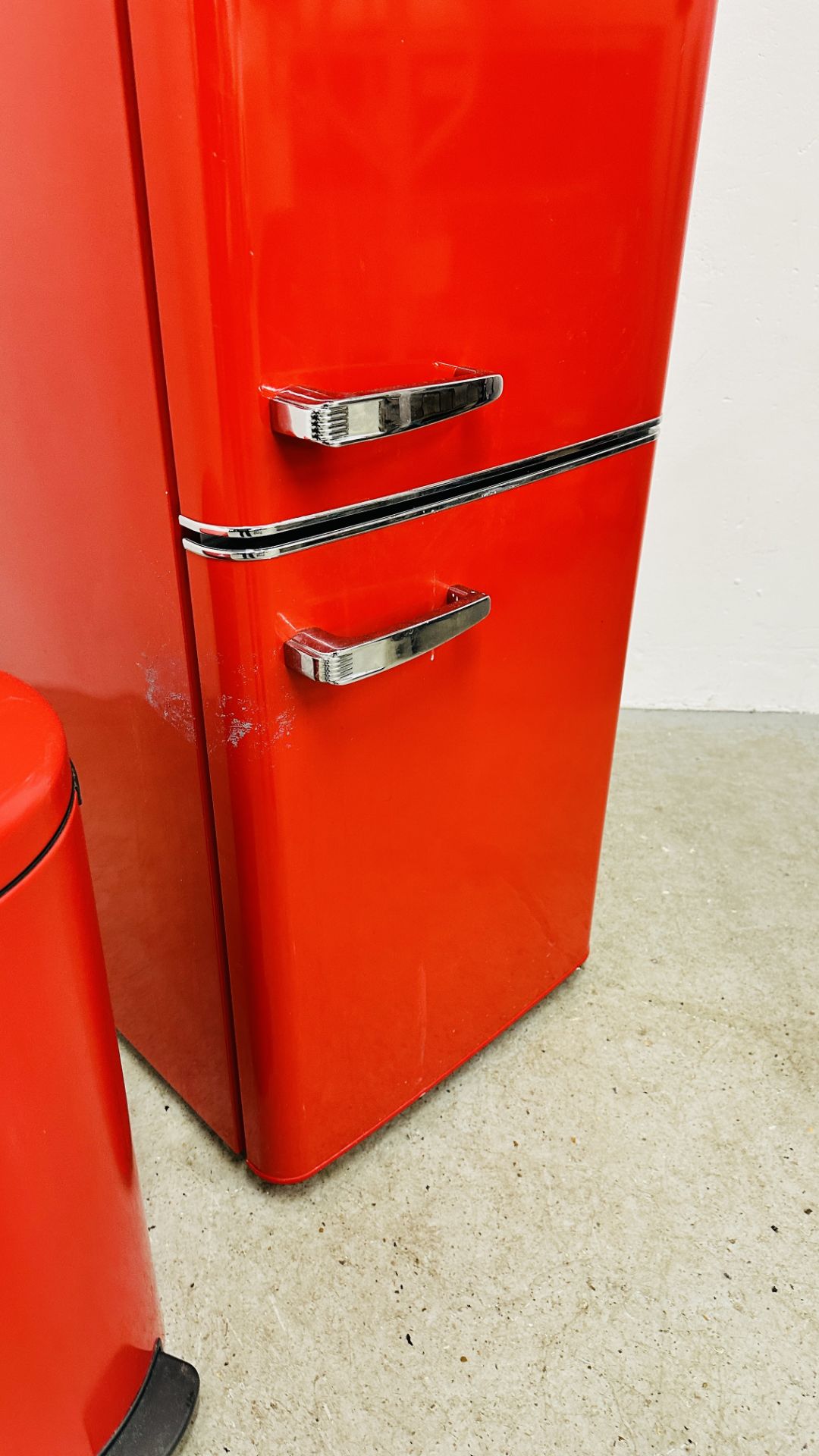 RETRO STYLE AMICA RED FINISH FRIDGE FREEZER + RED PEDAL BIN - SOLD AS SEEN. - Bild 7 aus 10