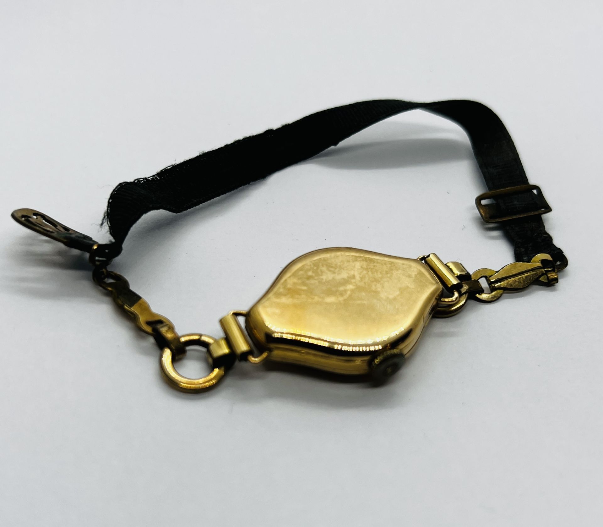 A VINTAGE LADIES WRIST WATCH ON MATERIAL STRAP CASE MARKED 14K. - Image 3 of 4