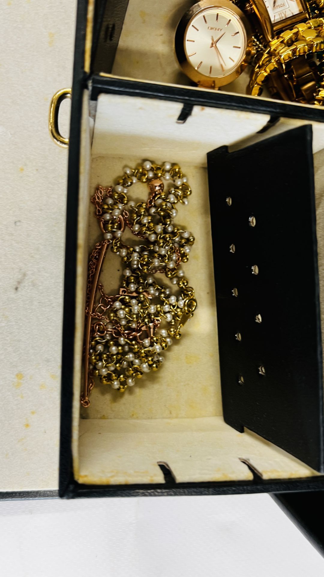 A SELECTION OF COSTUME JEWELLERY IN A LARGE BLACK JEWELLERY BOX. - Image 7 of 10
