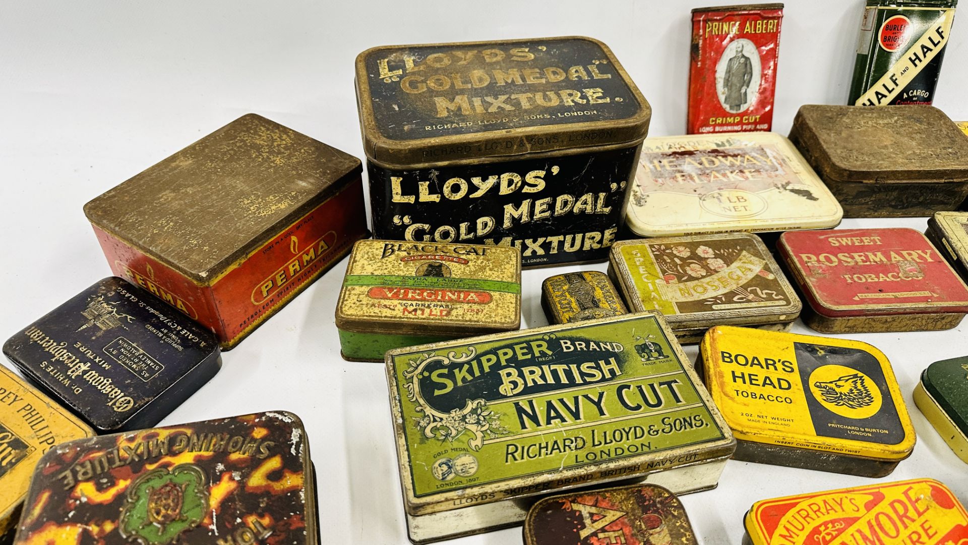 A BOX CONTAINING AN EXTENSIVE COLLECTION OF ASSORTED EMPTY VINTAGE TOBACCO TINS TO INCLUDE EXAMPLES - Image 6 of 10