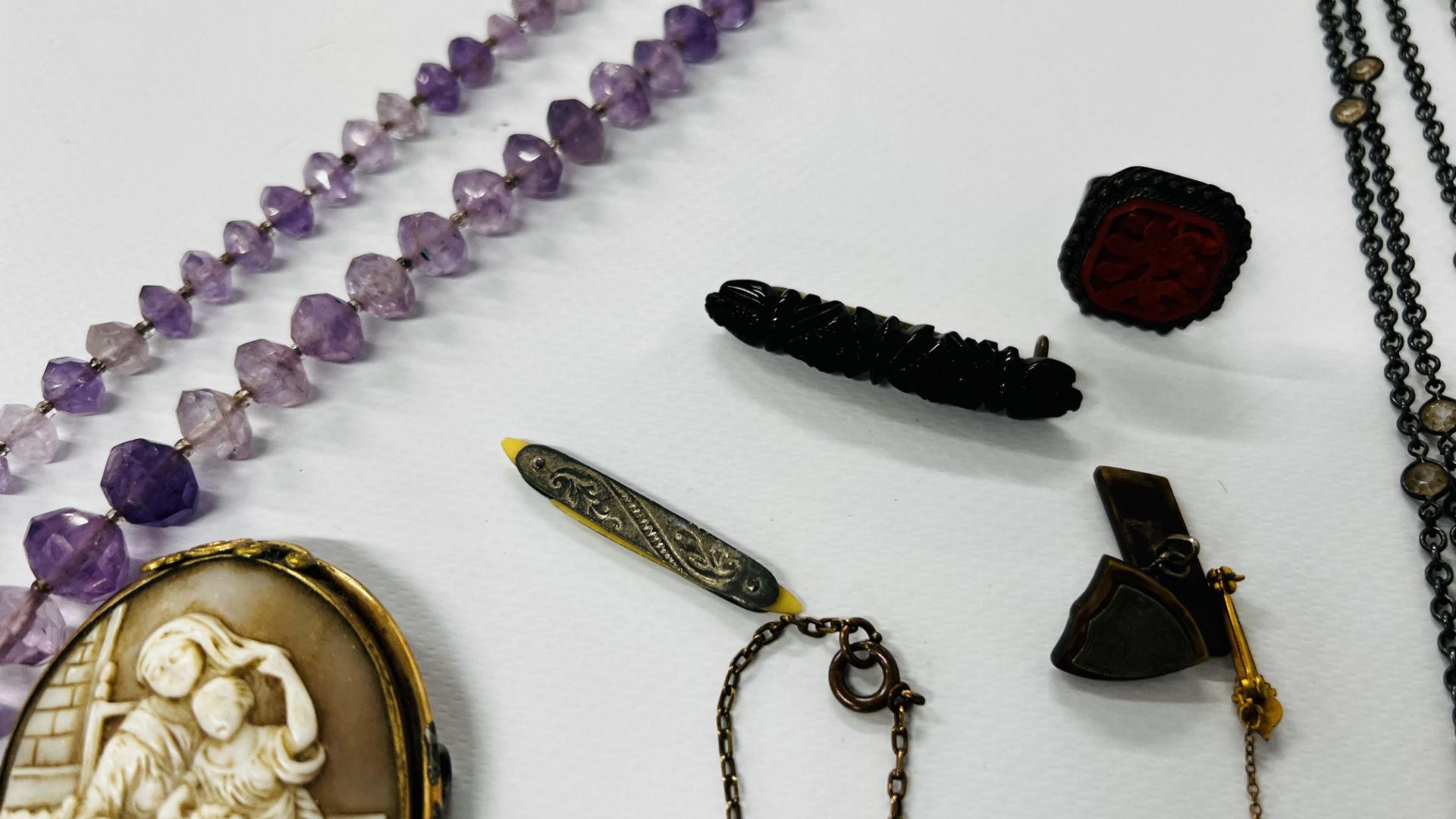 A TRAY OF VICTORIAN AND LATER JEWELLERY TO INCLUDE CORAL AND AMETHYST NECKLACES, AGATE LOCKET, - Image 5 of 15