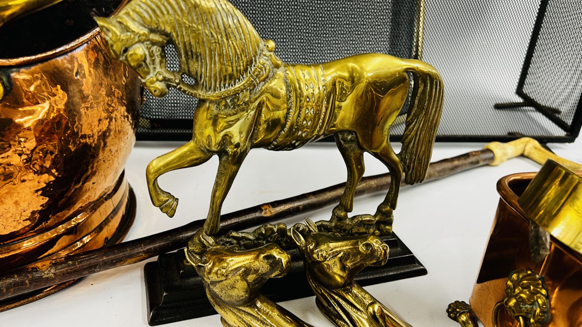 AN EXTENSIVE COLLECTION OF BRASS, COPPER AND METALWARE TO INCLUDE BRASS HORSE DOOR STOP, - Image 8 of 9