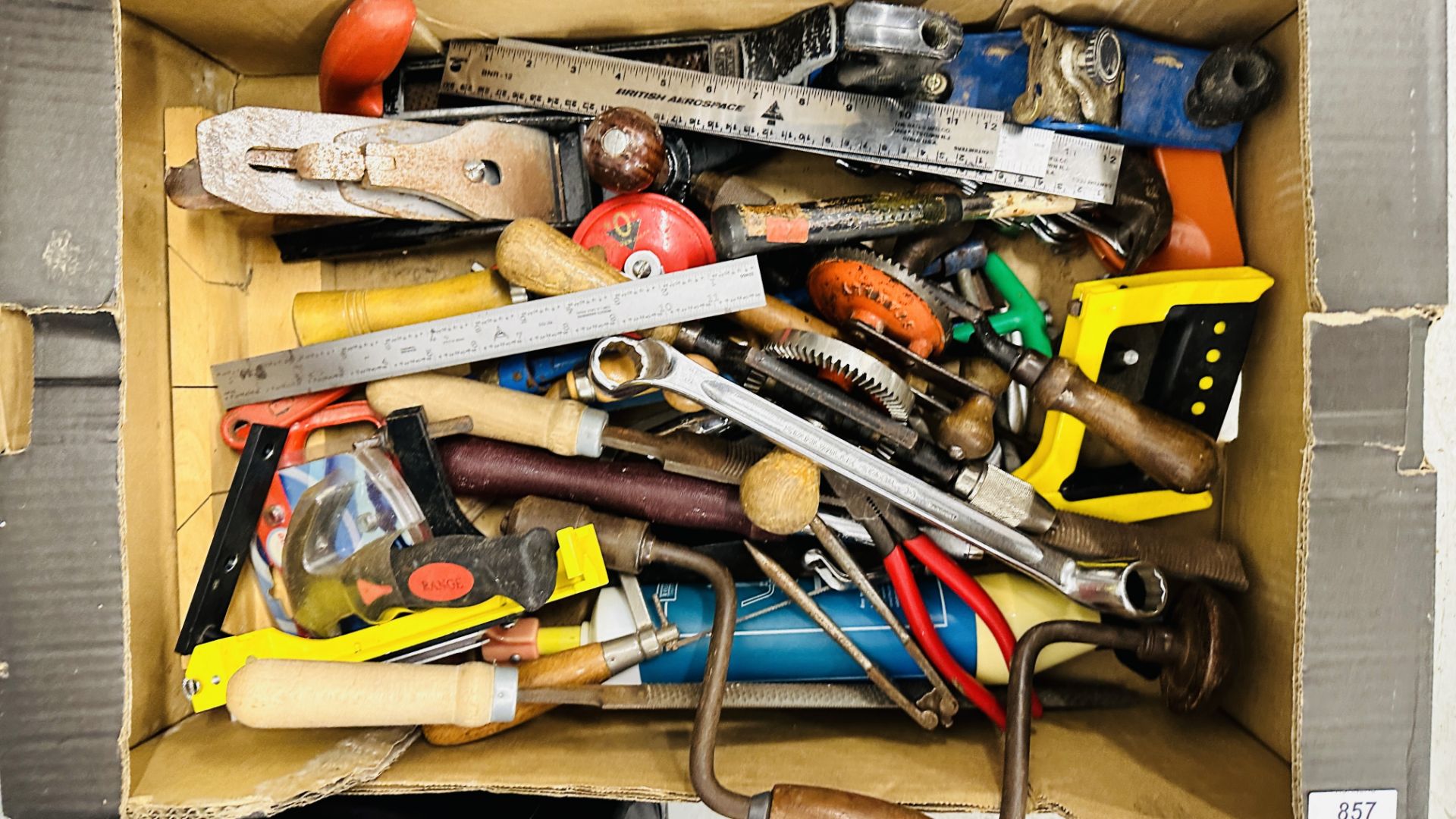 A BOX OF ASSORTED SHED TOOLS TO INCLUDE PLANES AND MEASURES, 2 VINTAGE SUITCASES, - Image 2 of 6