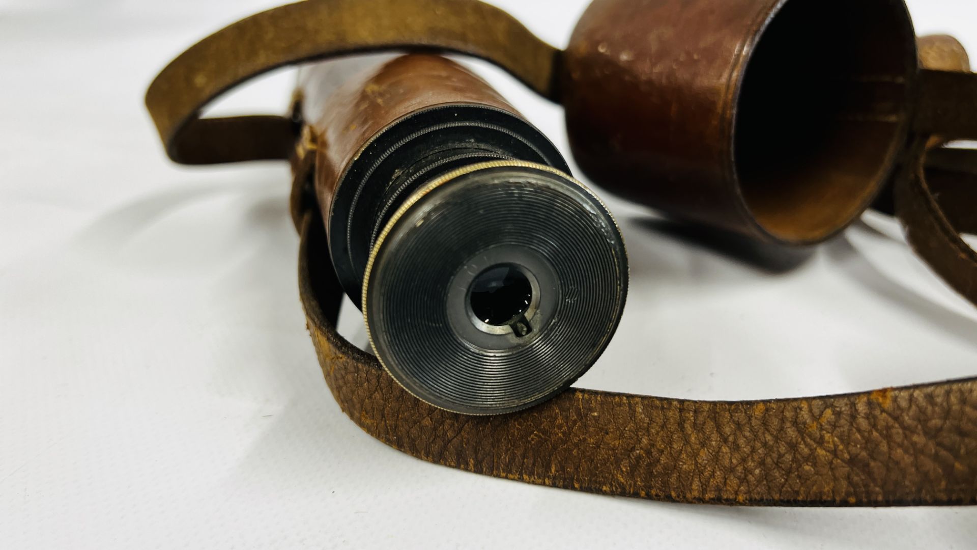 A FIRST WORLD WAR THREE DRAWER TELESCOPE WITH LEATHER COVERING BY W. OTTWAY & Co LTD EALING TEL. - Image 8 of 12