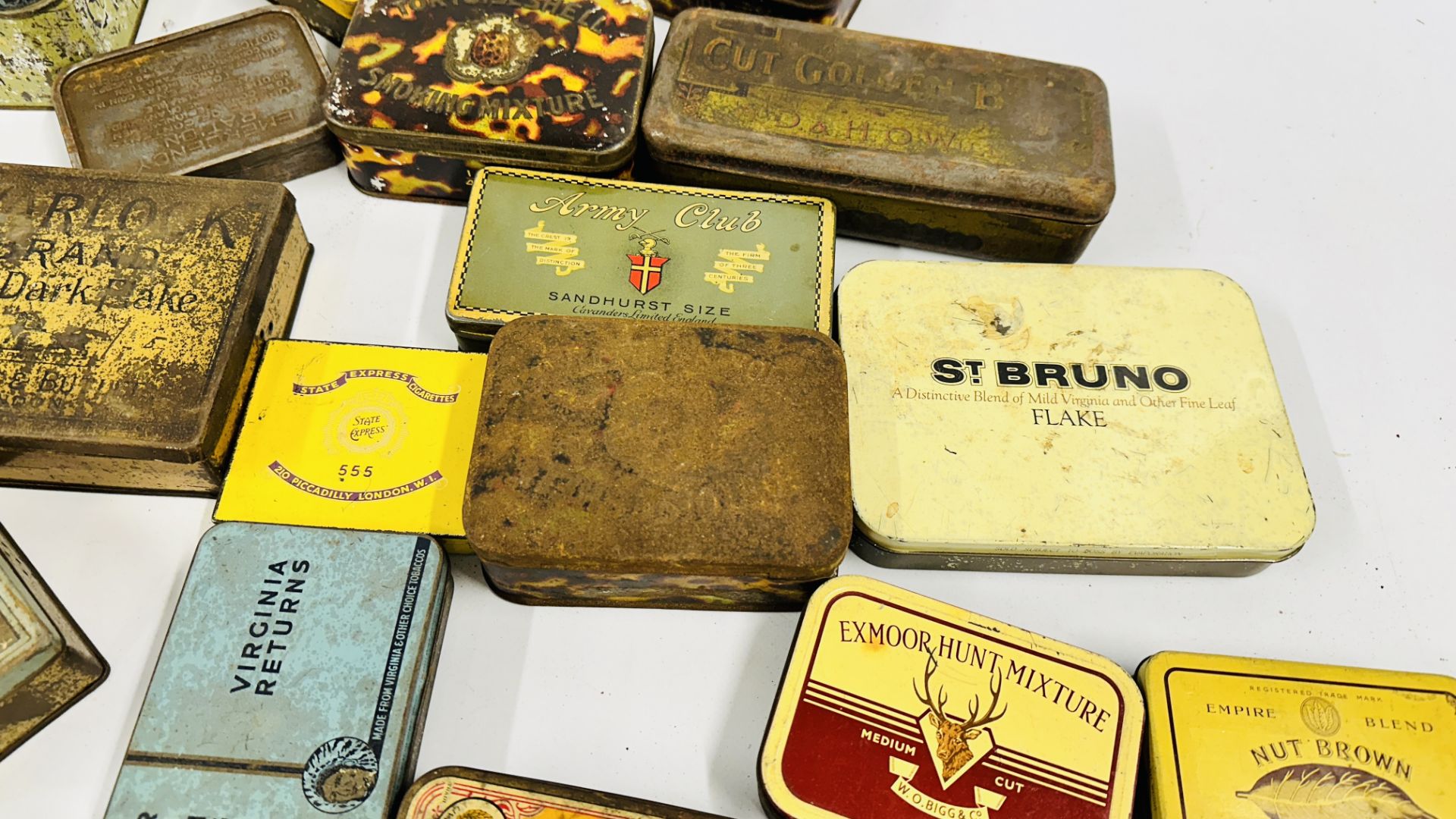 A BOX CONTAINING AN EXTENSIVE COLLECTION OF ASSORTED EMPTY VINTAGE TOBACCO TINS TO INCLUDE EXAMPLES - Bild 7 aus 10