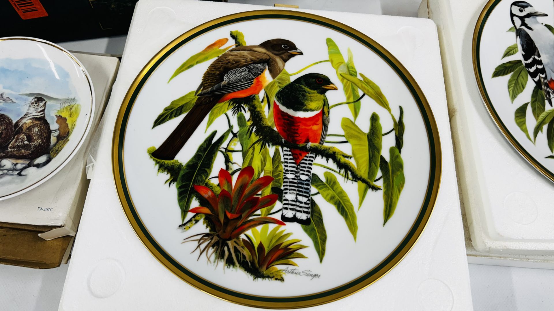 A GROUP OF 12 ASSORTED COLLECTORS PLATES TO INCLUDE EXAMPLES BY ROYAL DOULTON, - Image 3 of 8