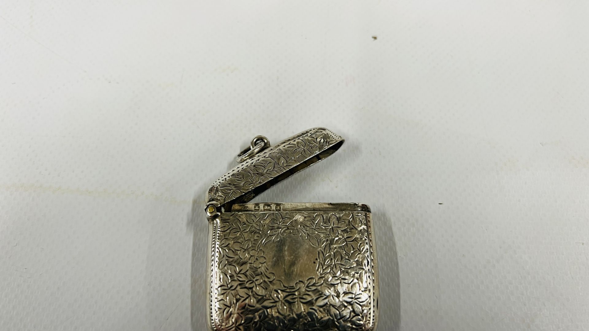 A GROUP OF THREE SILVER MATCHBOX STRIKERS TO INCLUDE ENGRAVED AND ENGINE TURNED EXAMPLES. - Image 4 of 8
