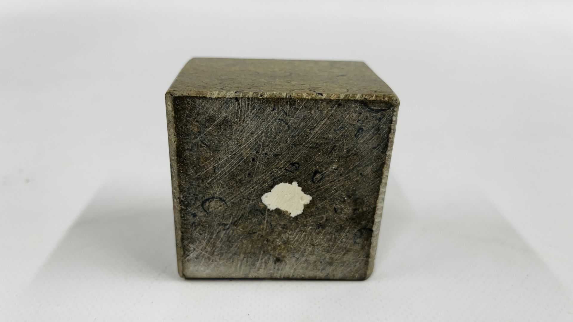 A SQUARE HARDSTONE INKWELL WITH SILVER RIM, BIRMINGHAM ASSAY 1996 J.G. 6.8 X 6.8CM X H 4.5CM. - Image 6 of 6