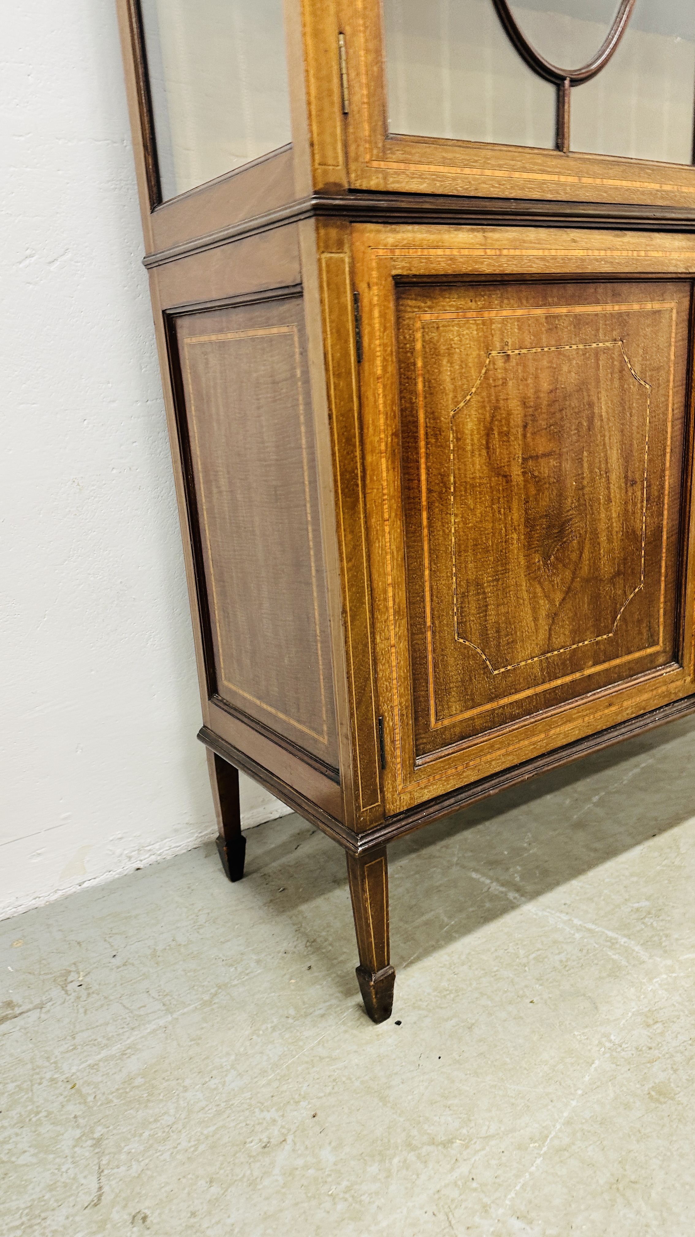 AN EDWARDIAN MAHOGANY TWO DOOR DISPLAY CABINET WITH CROSS BANDED INLAY AND TWO DOOR CUPBOARD BASE - - Image 3 of 10