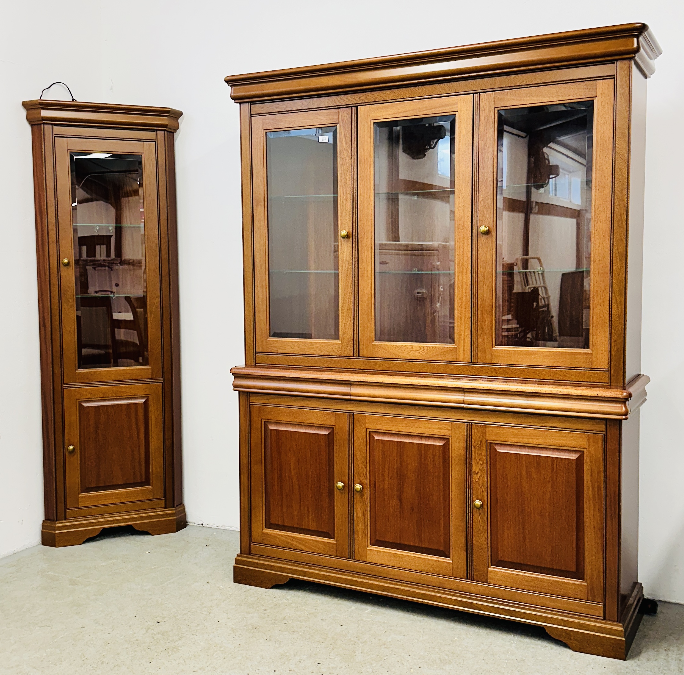 A GOOD QUALITY G PLAN CHERRY WOOD FINISH SIDEBOARD WITH SHELVED GLAZED TOP,