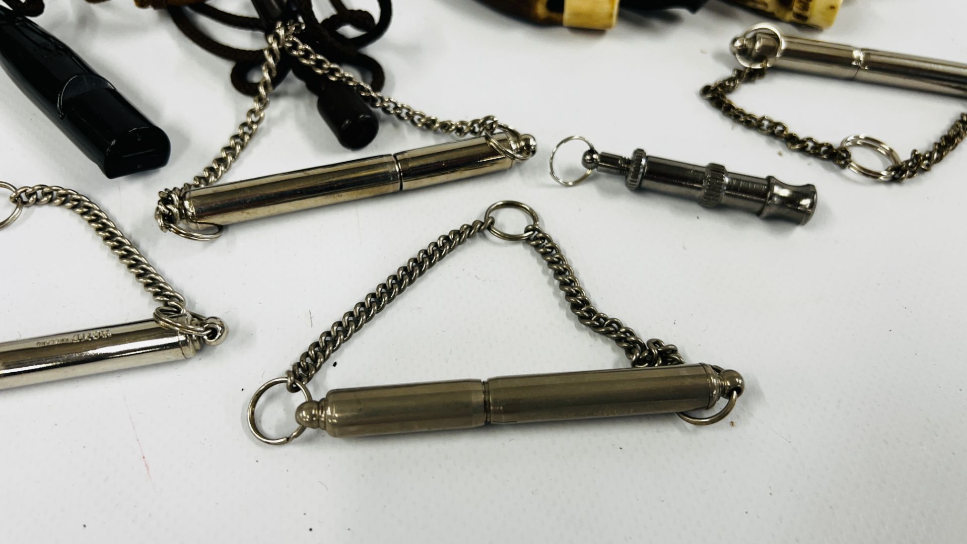 A COLLECTION OF 10 ASSORTED DOG WHISTLES TO INCLUDE HORN EXAMPLES. - Image 5 of 7