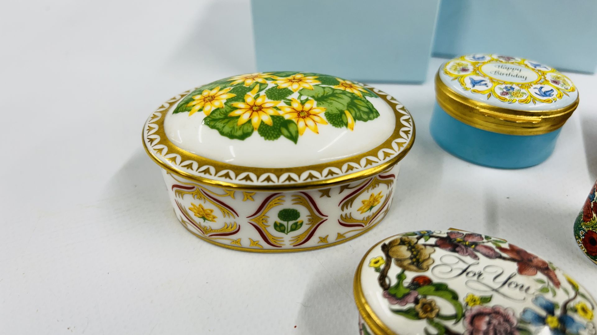 A GROUP OF 10 TRINKETS TO INCLUDE ROYAL CROWN DERBY "CELANDINE" TRINKET, HALCYON DAYS ENAMELS, - Image 5 of 8