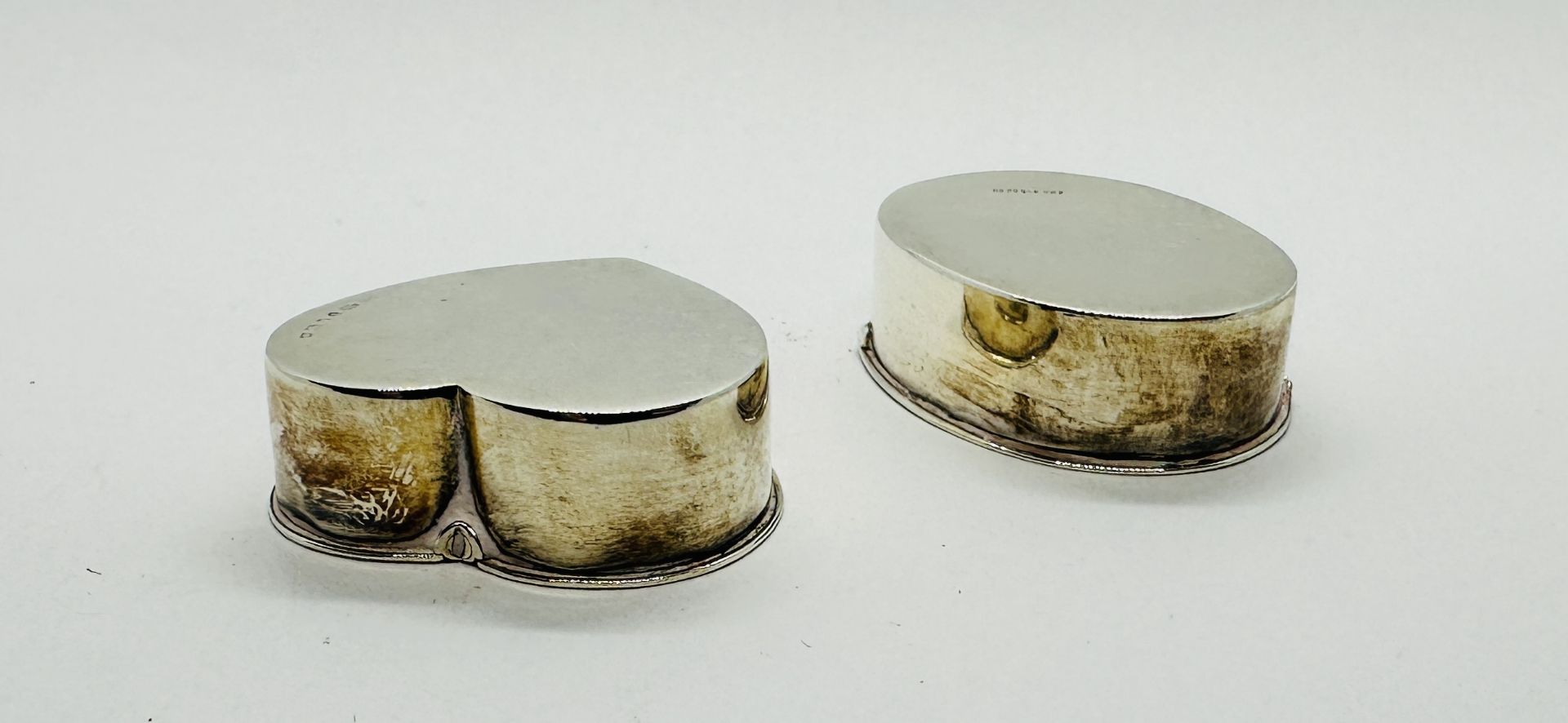 TWO MODERN SILVER ENGRAVED PILL BOXES, ONE OF OVAL FORM W 3. - Image 8 of 8