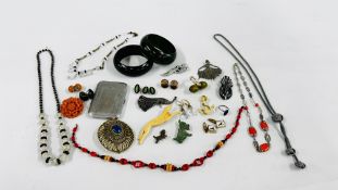 A BOX OF ART DECO AND LATER JEWELLERY TO INCLUDE BAKELITE, BROOCHES, BANGLES, NECKLACES,