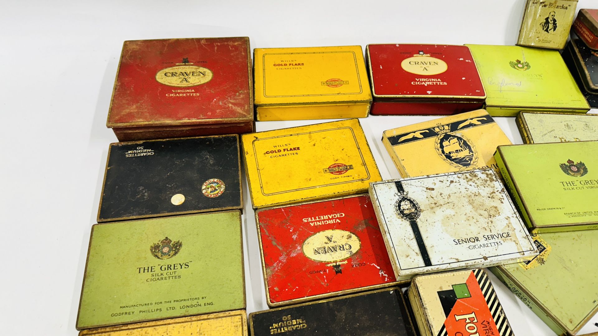 A BOX CONTAINING AN EXTENSIVE COLLECTION OF ASSORTED EMPTY VINTAGE CIGARETTE TINS TO INCLUDE - Bild 6 aus 9