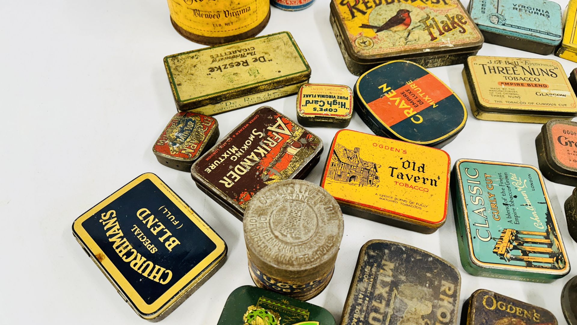 A BOX CONTAINING A COLLECTION OF ASSORTED VINTAGE CIGARETTE & TOBACCO TINS TO INCLUDE EXAMPLES - Image 6 of 7