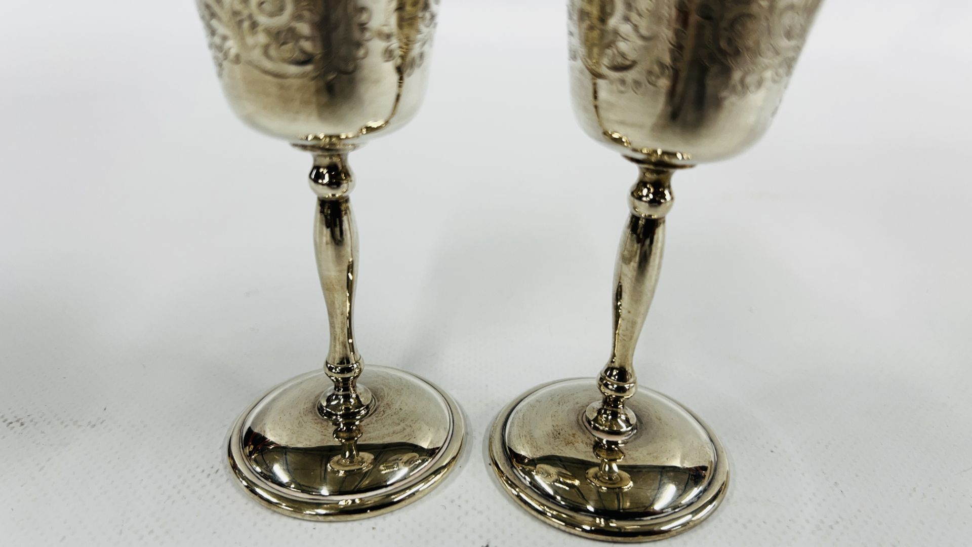 A PAIR OF SILVER ENGRAVED FOOTED GOBLETS, BIRMINGHAM ASSAY 1968 CSG & CO. H 12CM. - Image 5 of 7
