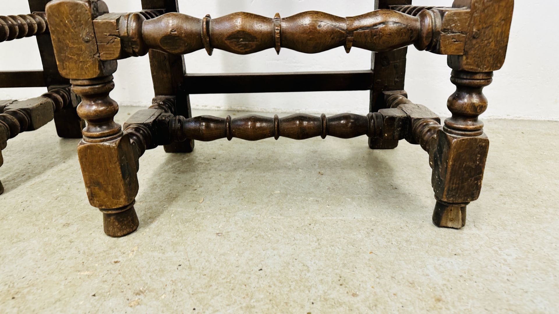 A PAIR OF 17TH CENTURY JOINED OAK CHAIRS. - Bild 9 aus 26