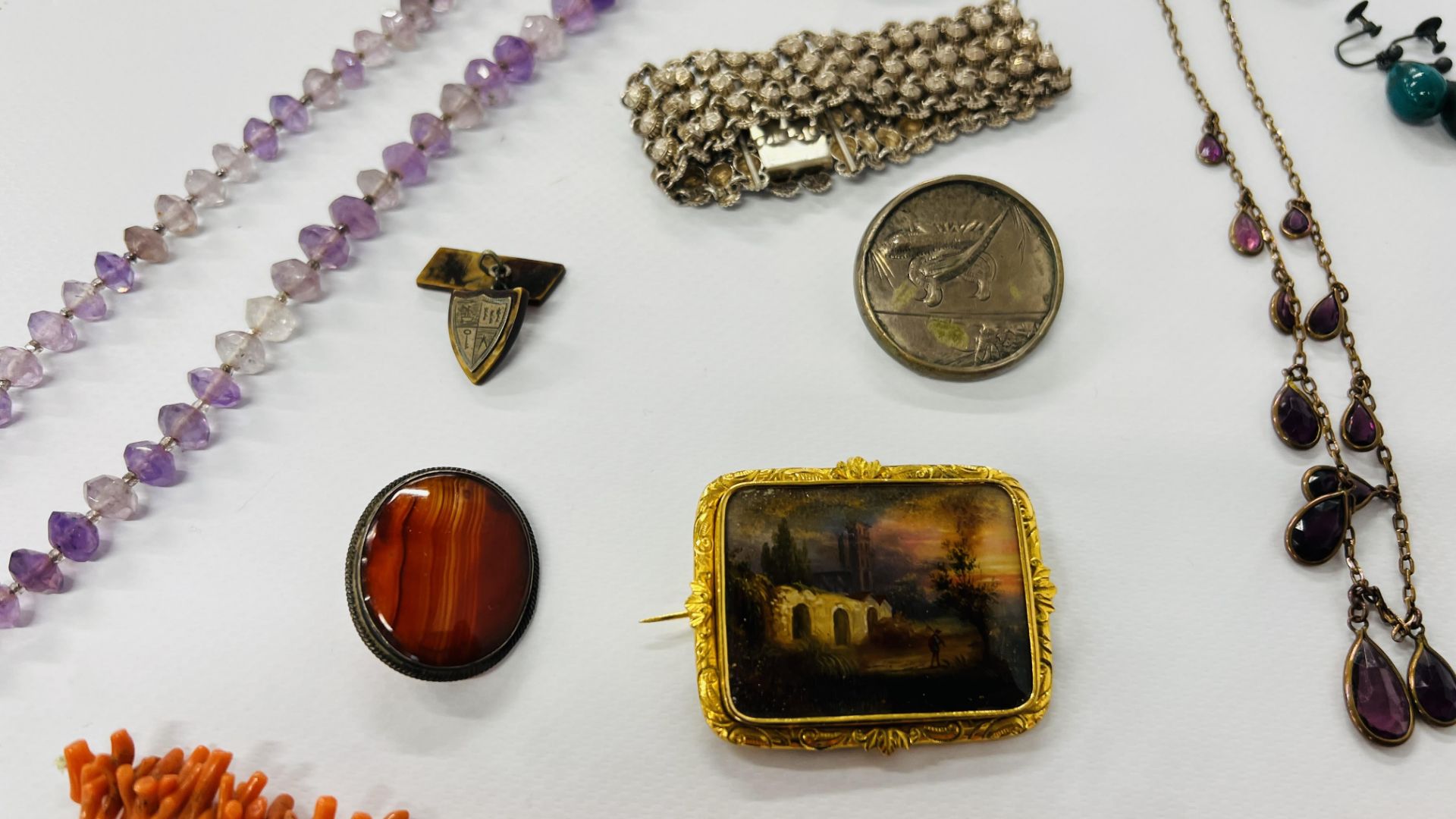 A TRAY OF VICTORIAN AND LATER JEWELLERY TO INCLUDE CORAL AND AMETHYST NECKLACES, AGATE LOCKET, - Image 2 of 15