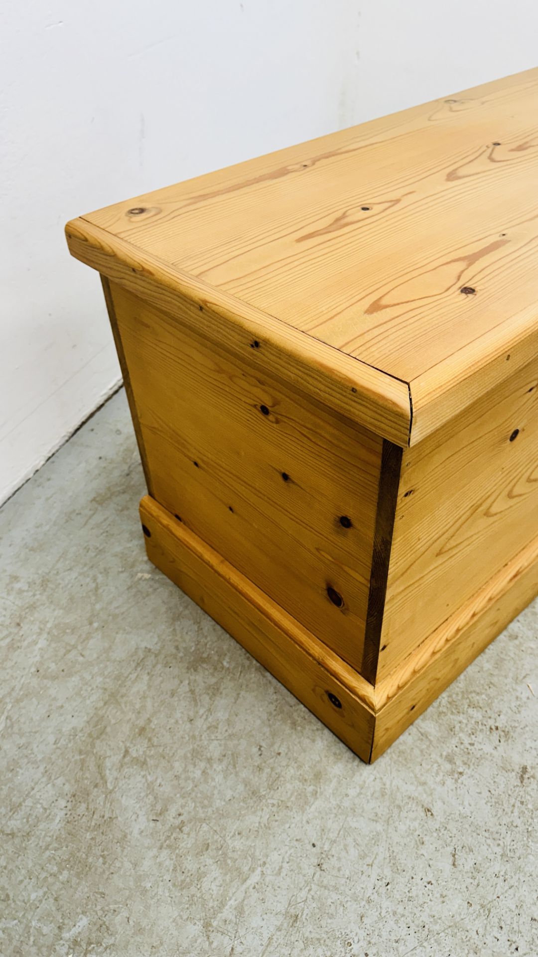 MODERN WAXED PINE HINGED TOP BLANKET / TOY BOX - W 96CM X D 44CM X H 50CM. - Image 4 of 7