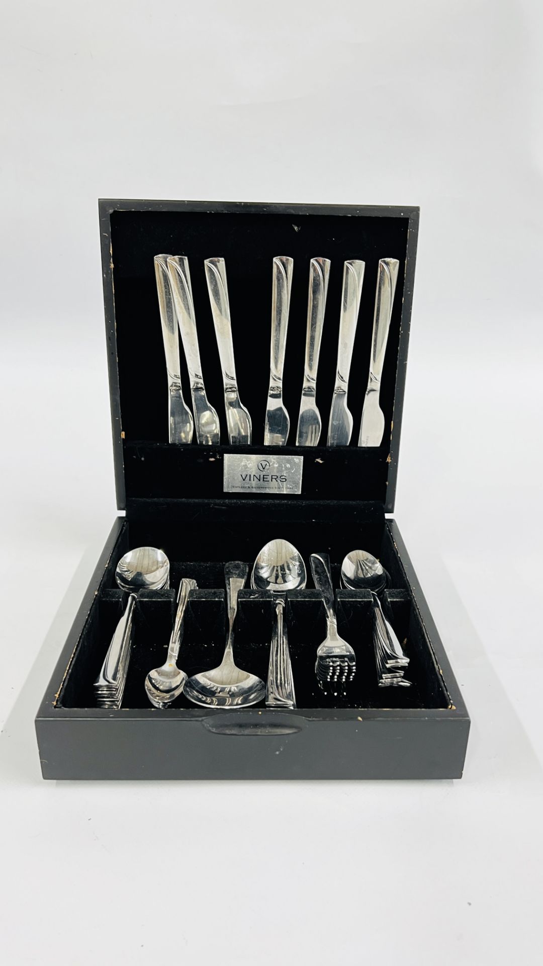 A PART CANTEEN OF VINERS STAINLESS STEEL CUTLERY - APPROX 39 PIECES.